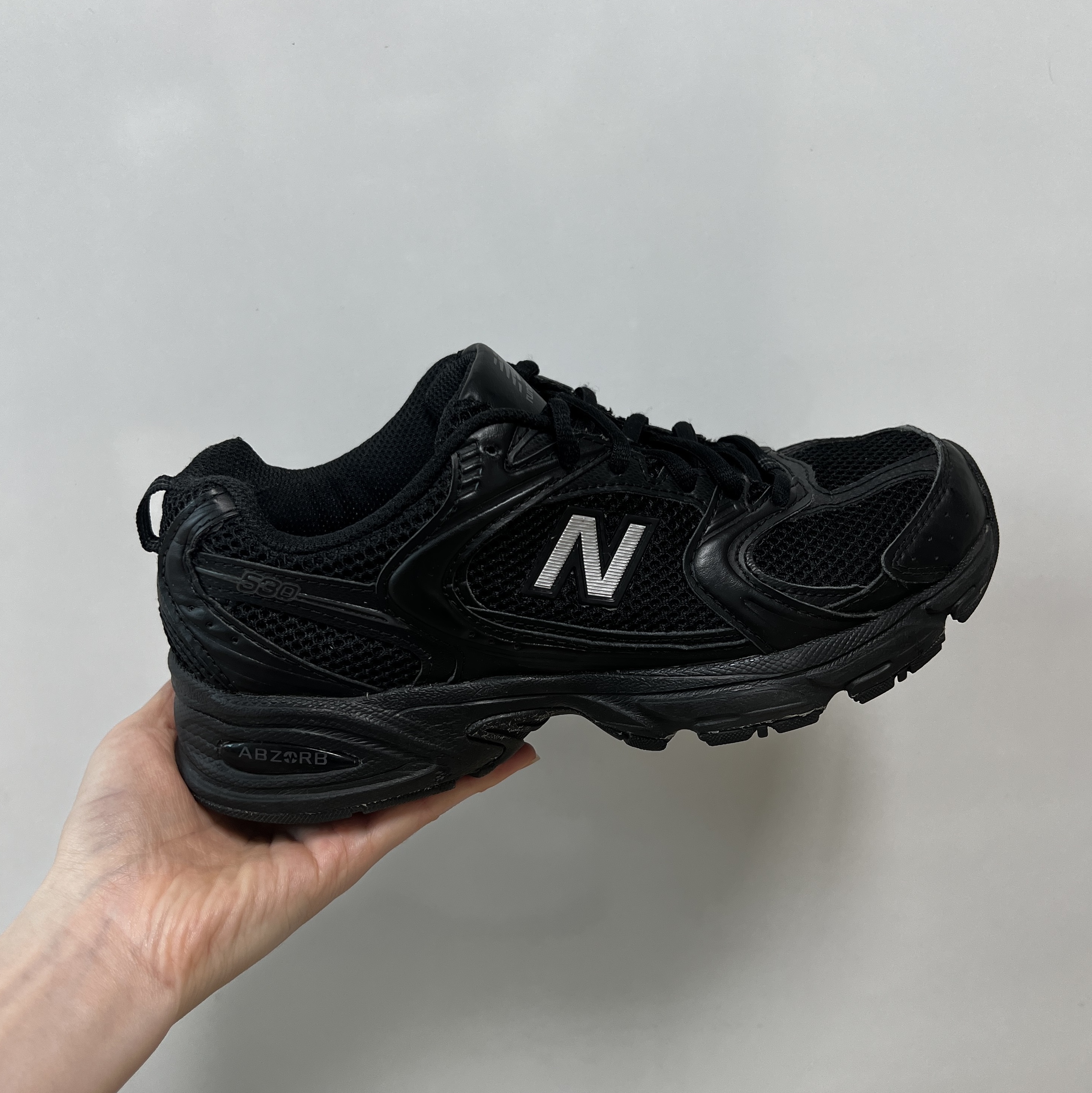 New Balance 530 Black 착용 스타일