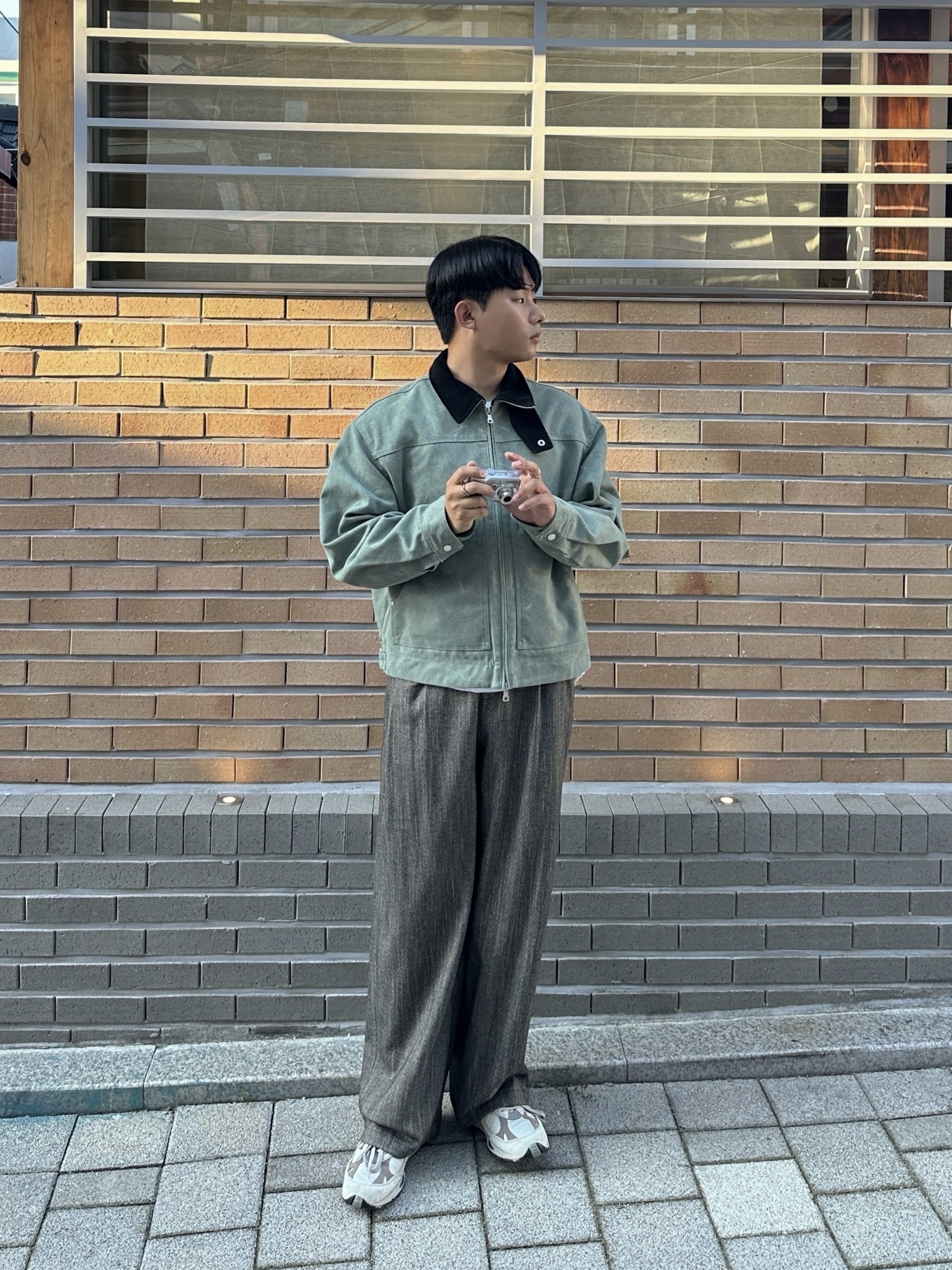 Amomento Tweed Two Tuck Wide Pants Charcoal - 24FW, New Balance 991 Made in UK Cream Beige 착용 스타일 - 1