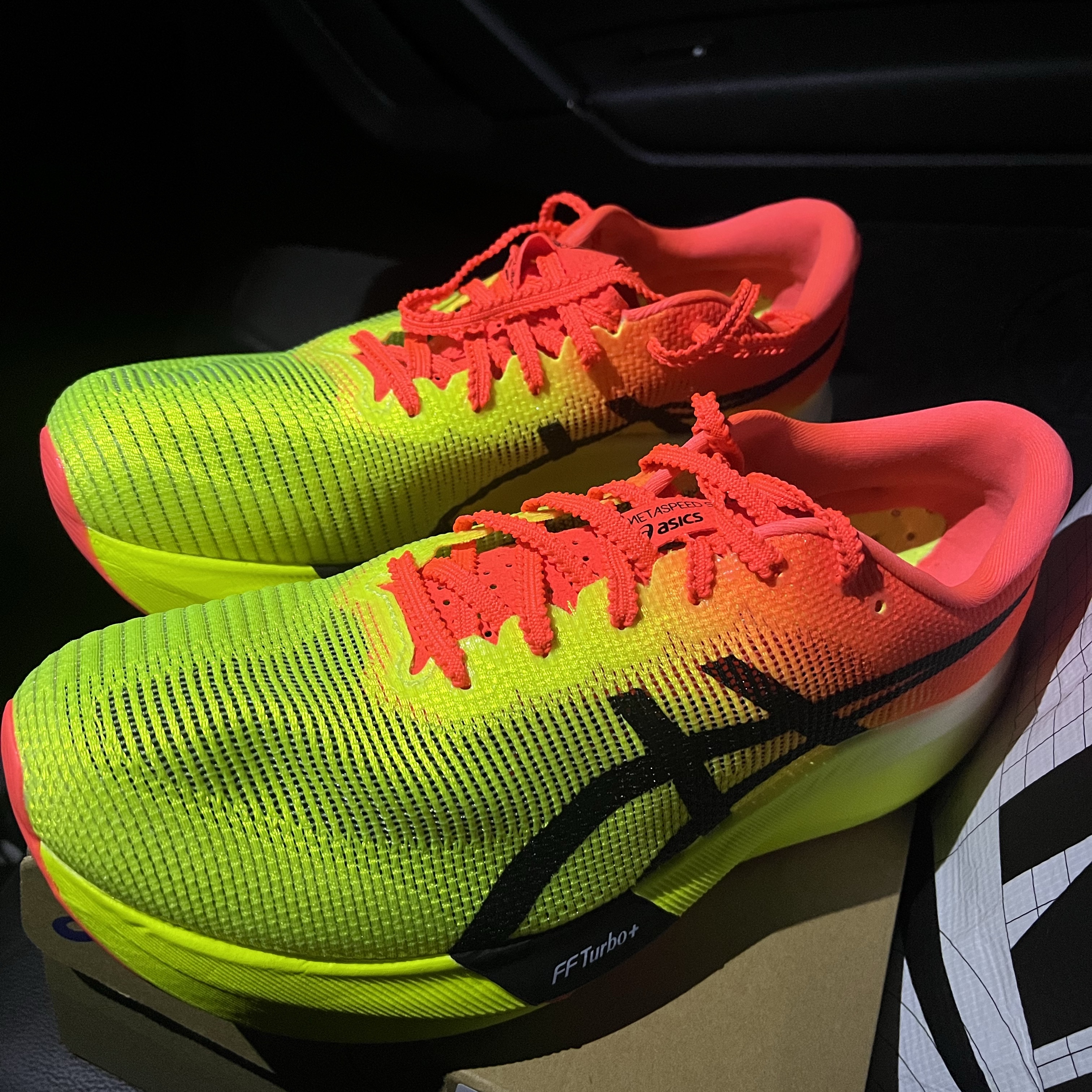 Asics Metaspeed Sky Paris Safety Yellow Black 착용 스타일