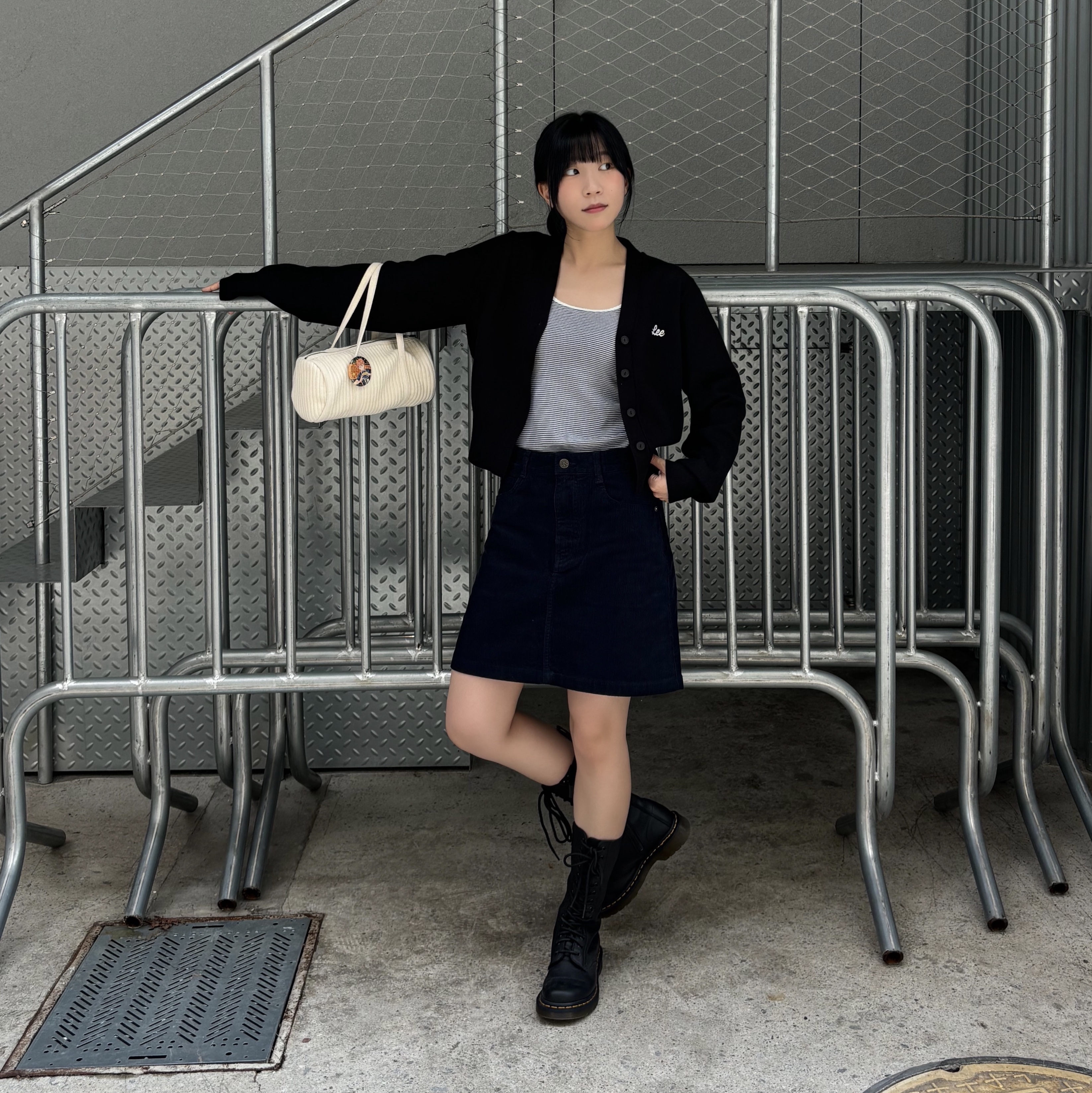 (W) Dr. Martens 1B99 Boots Black 착용 스타일 - 3