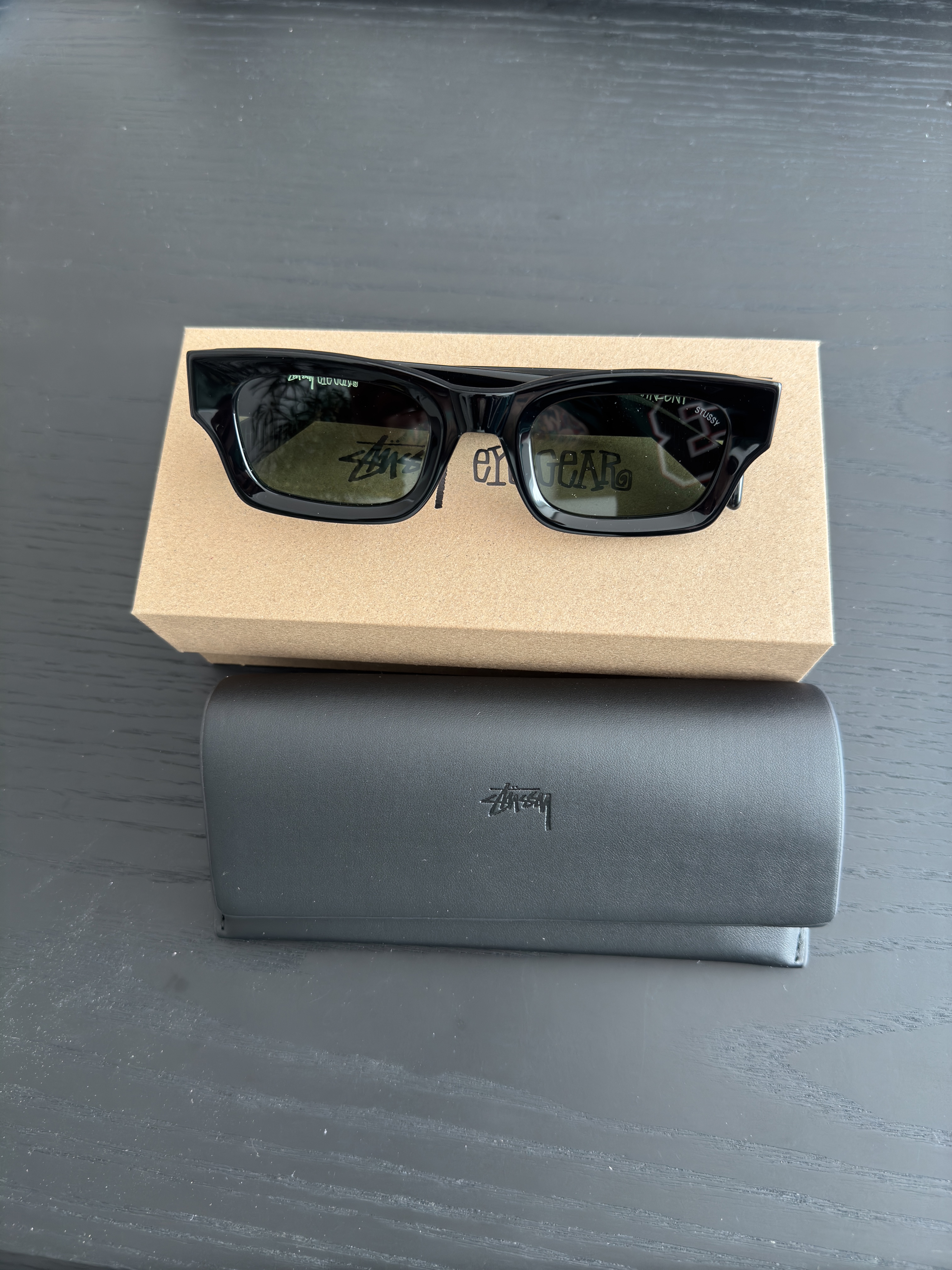 Stussy Vincent Sunglasses Black Green Lens 착용 스타일