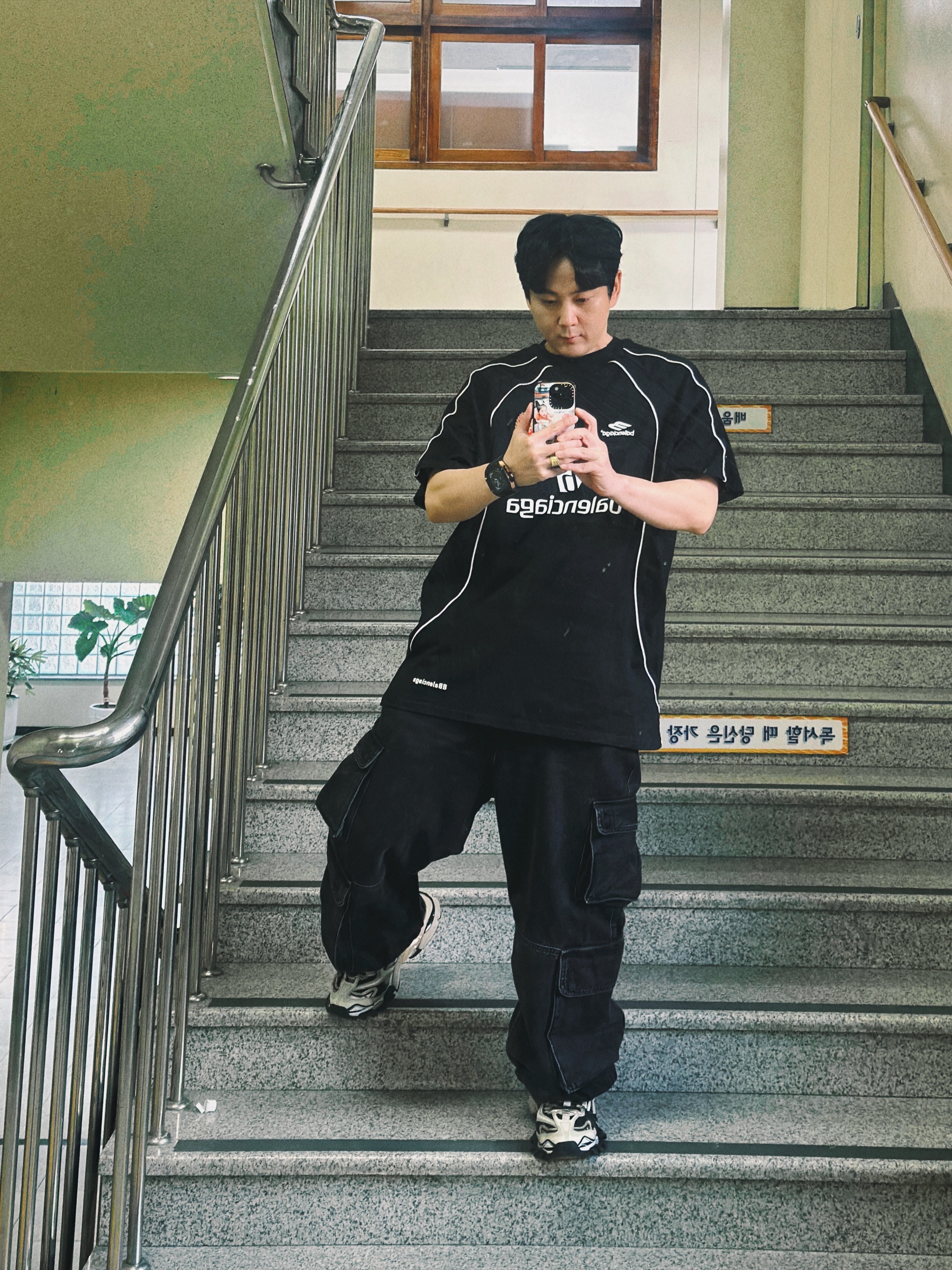 Balenciaga Soccer Series Paris Soccer Oversized T-Shirt Black, Balenciaga Track.2 Sneakers Beige Black 착용 스타일