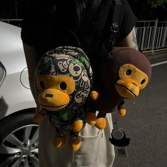 BAPE Baby Milo Plush Cross Bag Brown, BAPE 1st Camo Shark Full Zip Hoodie Army Green 착용 스타일 - 3