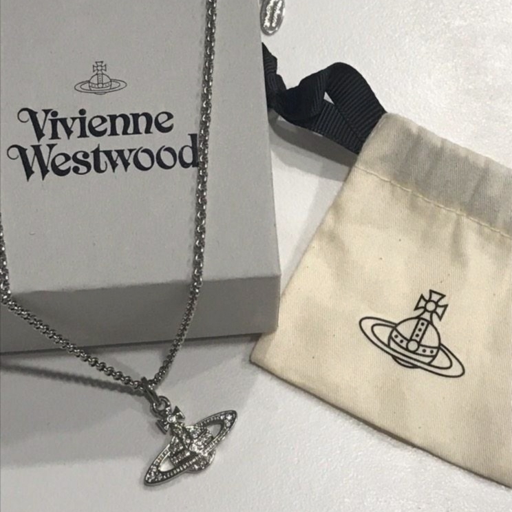 Vivienne Westwood Mini Bas Relief Pendant Silver 착용 스타일