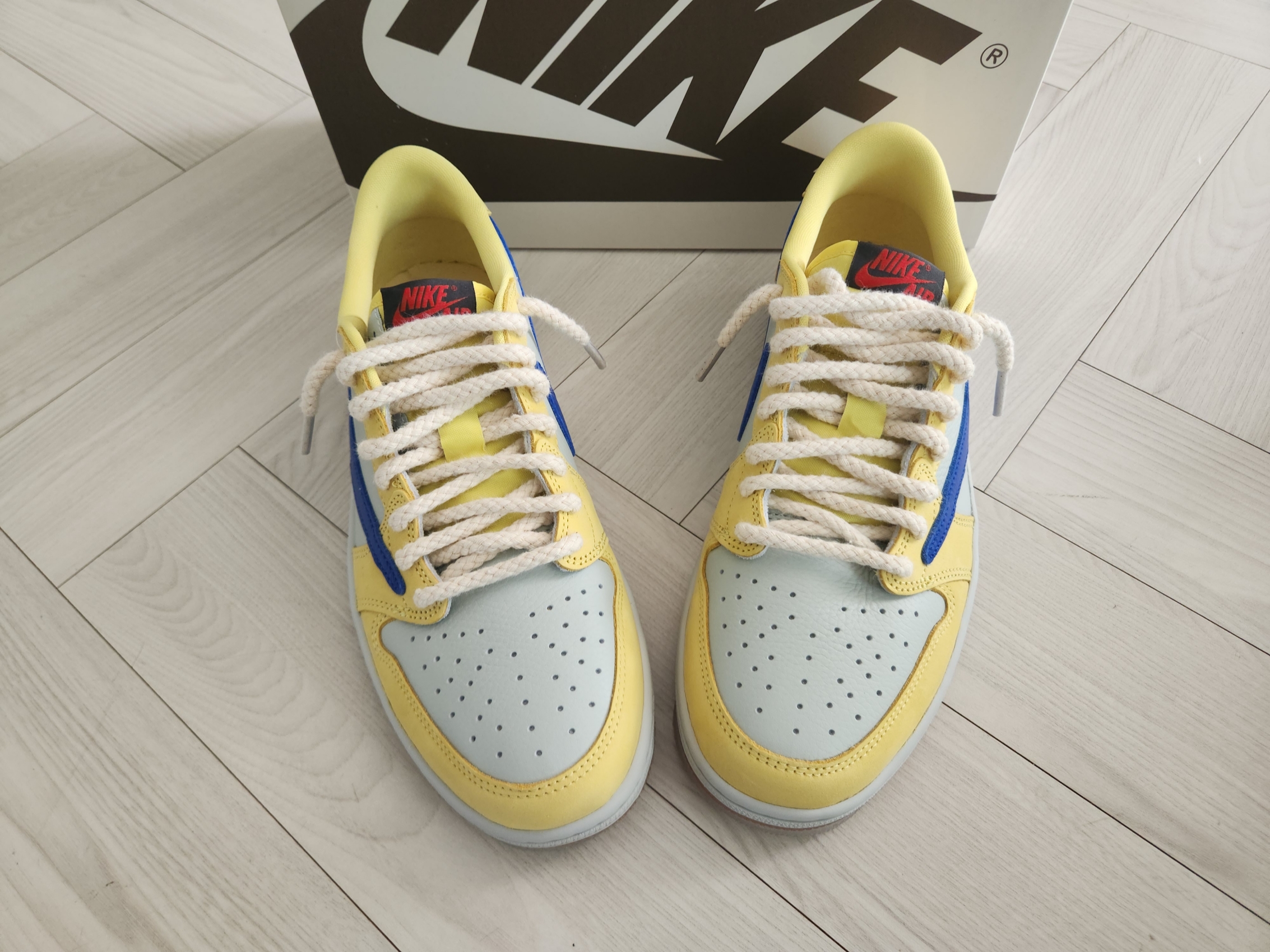 (W) Jordan 1 x Travis Scott Retro Low OG SP Canary 착용 스타일 - 7