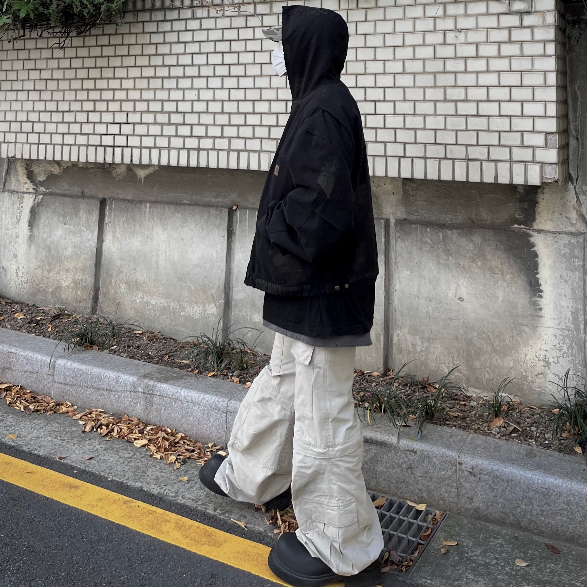 Project G/R Distressed Mud Work Jacket Black, Balenciaga Flared Cargo Pants Beige 착용 스타일