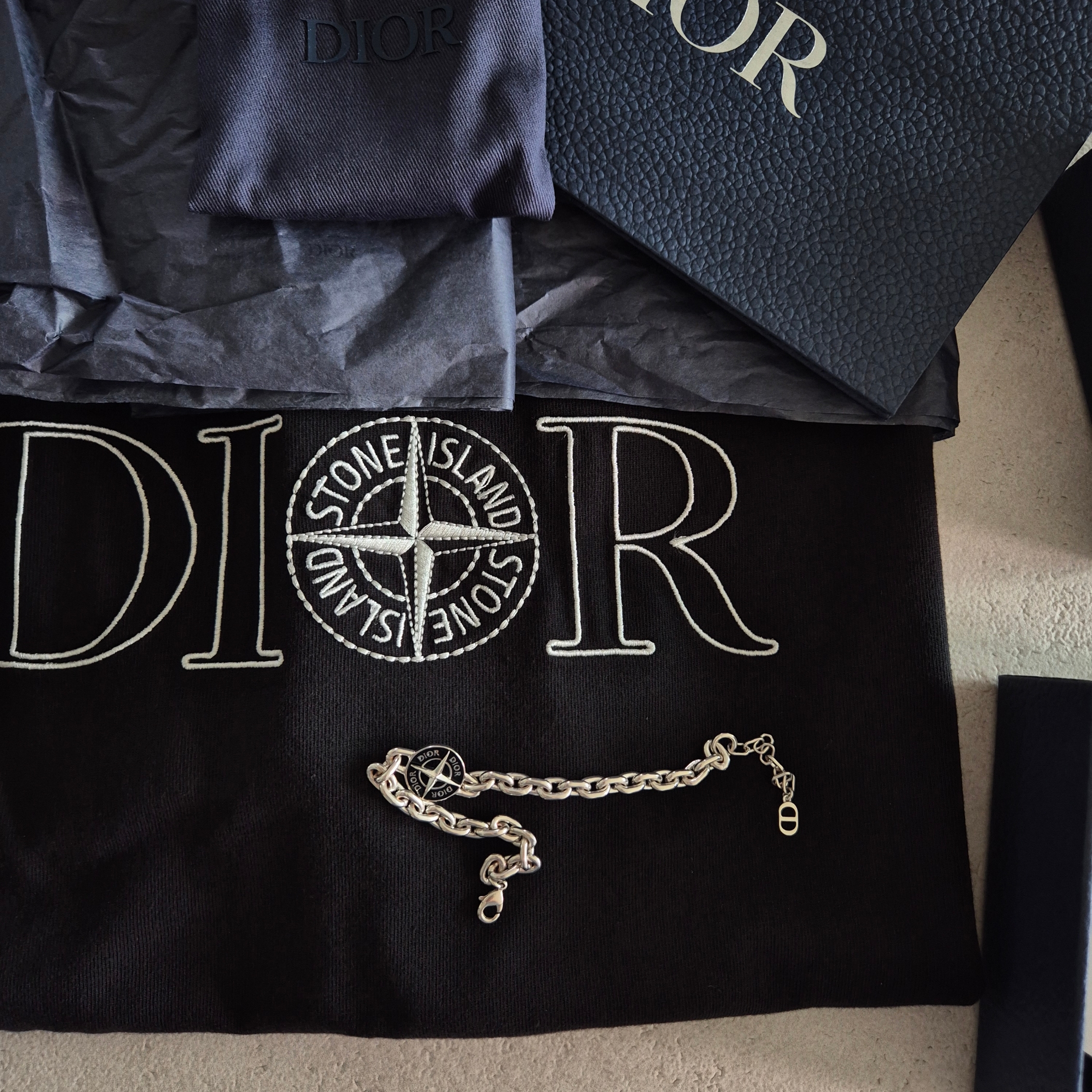 Dior x Stone Island Bracelet Brass and Black Resin Silver-Finish, Dior x Stone Island Oversized Fit T-Shirt Black 착용 스타일
