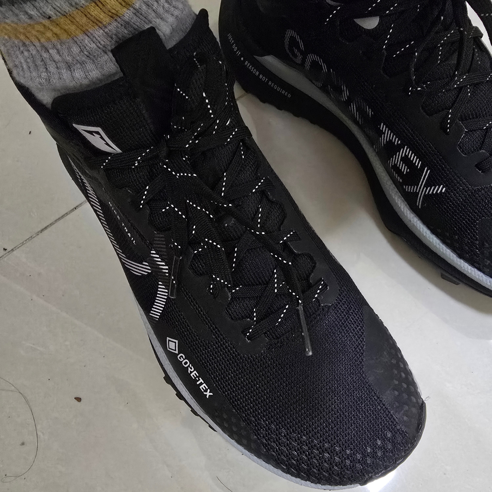 (W) Nike React Pegasus Trail 4 Gore-Tex Black Wolf Grey 착용 스타일 - 1