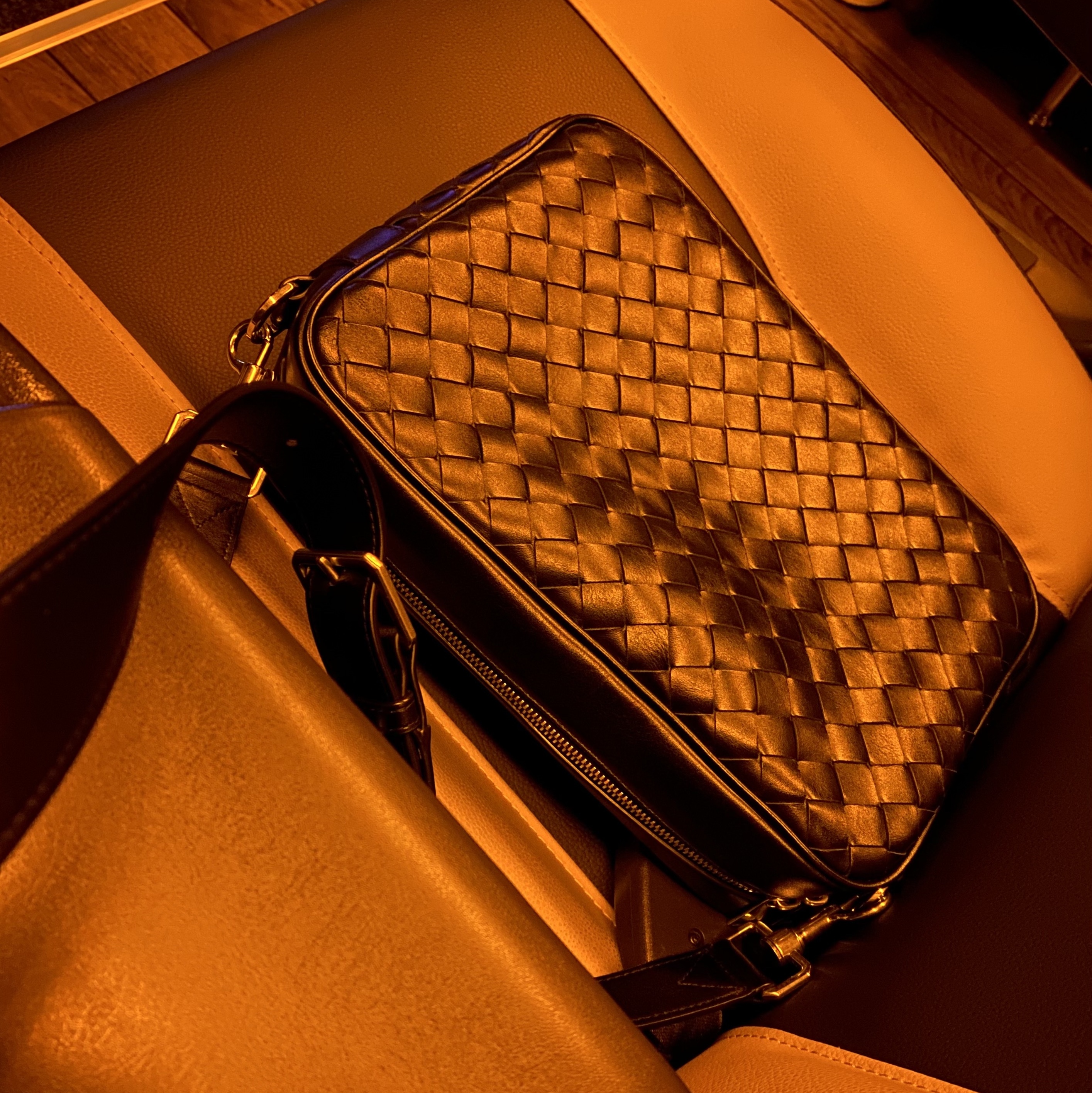 Bottega Veneta Medium Intrecciato Camera Bag Black 착용 스타일