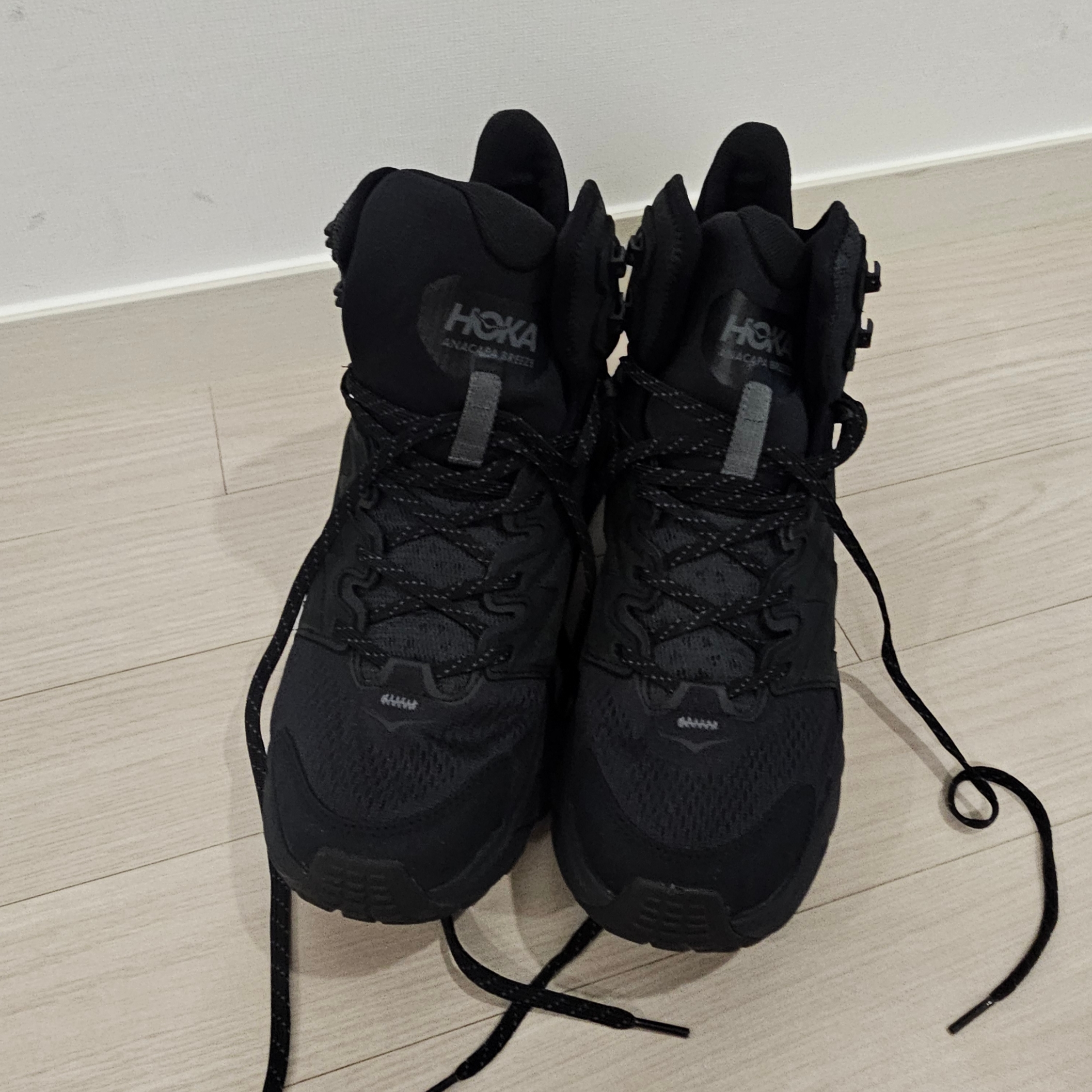 Nike Air Force 1 '07 Low Black University Red, Hoka Anacapa Mid Gore-Tex Black 착용 스타일 - 3