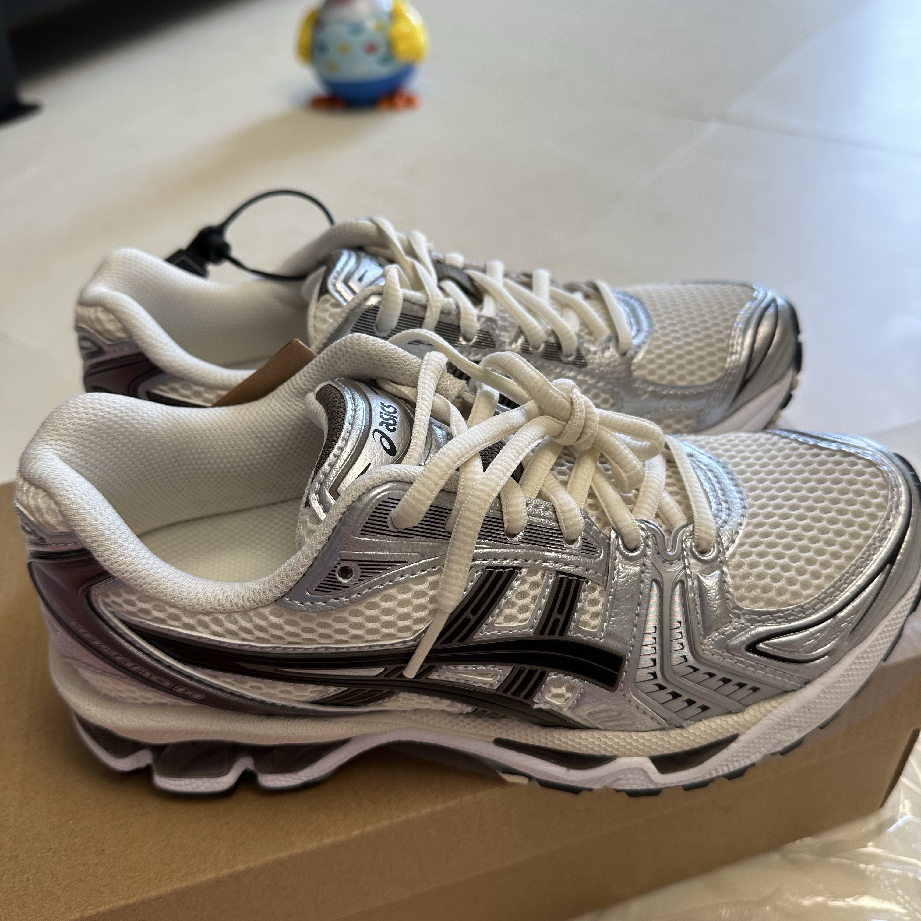 Asics Gel-Kayano 14 Cream Black 착용 스타일 - 2