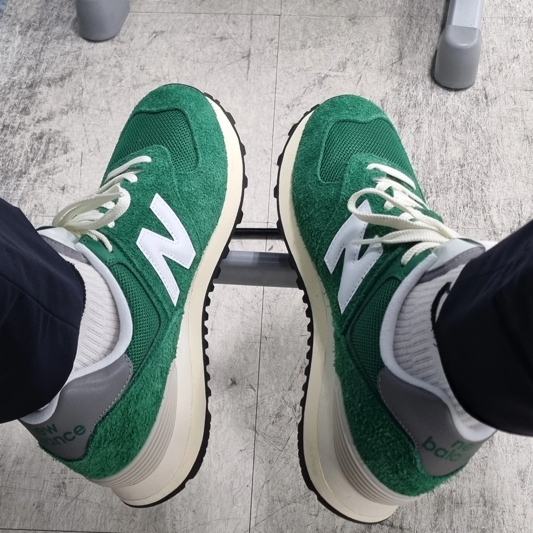 NewJeans Supernatural NJ x Murakami Drawstring Bag Ver., New Balance 574 Heritage Grass Green 착용 스타일 - 2