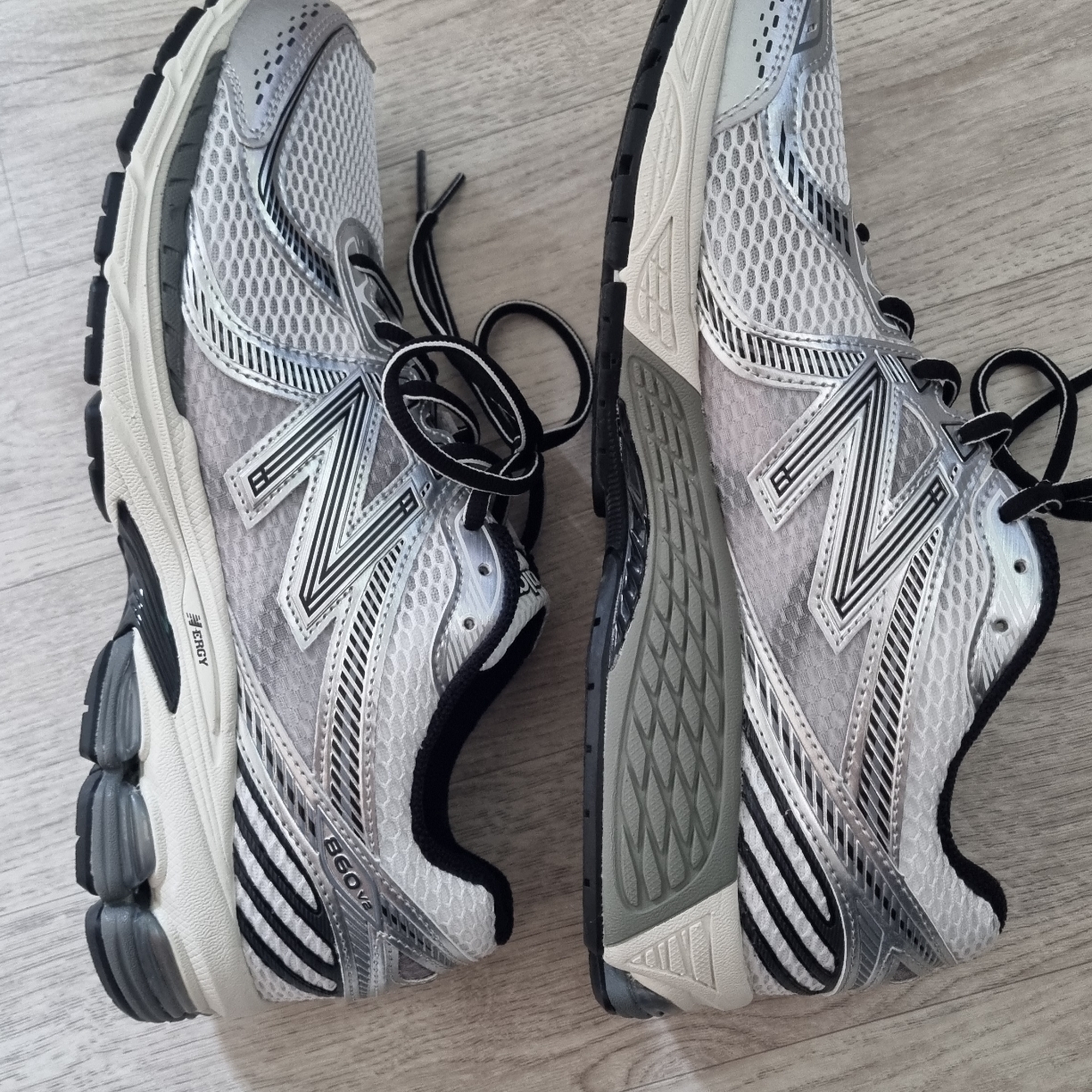 New Balance 860v2 Optic White 착용 스타일