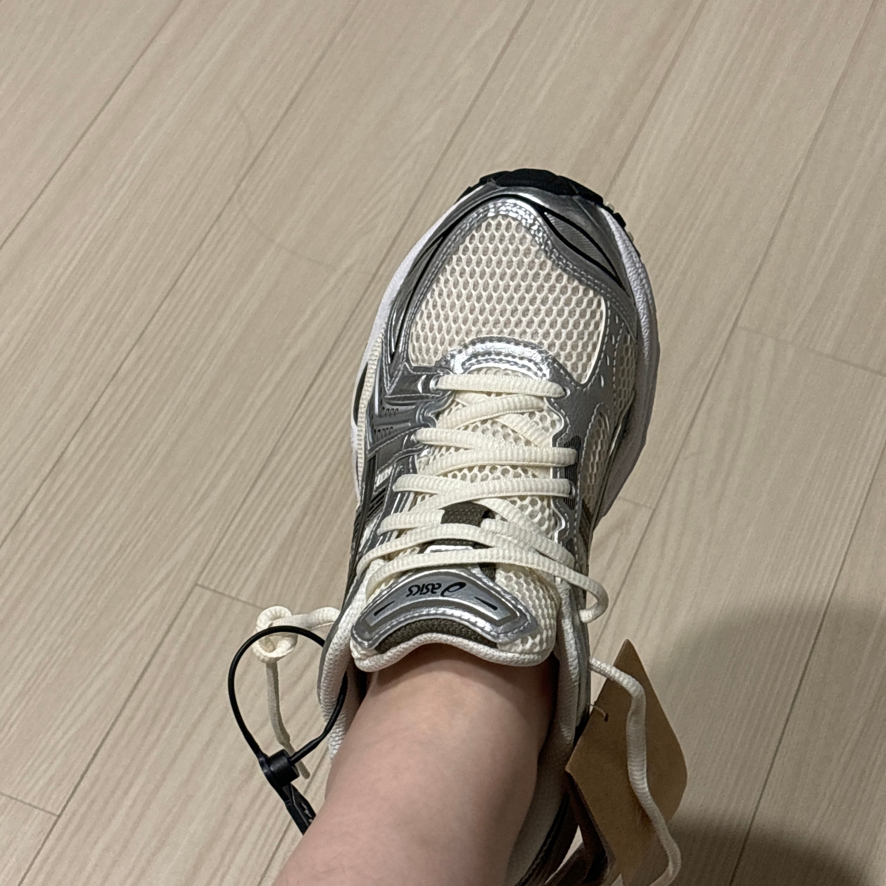 Asics Gel-Kayano 14 Cream Black 착용 스타일 - 2