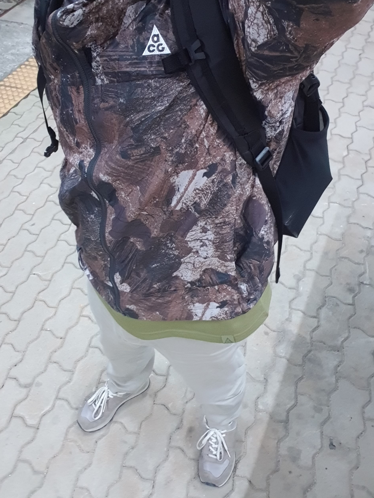 Nike ACG Windproof Cinder Cone Jacket Ironstone - Asia, Nike NRG ACG Outdoor T-shirt Pilgrim - Asia 착용 스타일