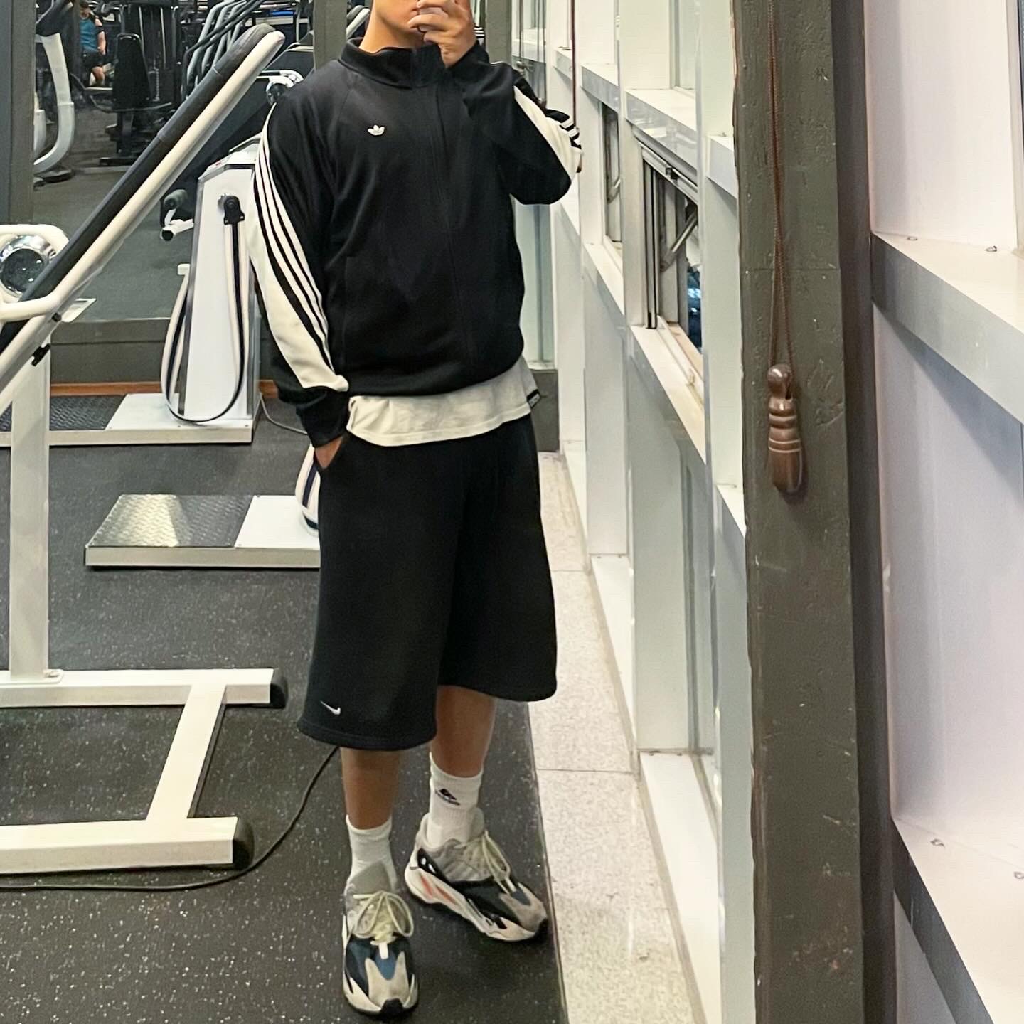 Adidas Yeezy Boost 700 Wave Runner Solid Grey 2021/2022, Nike NSW Circa French Terry Shorts Black - Asia 착용 스타일