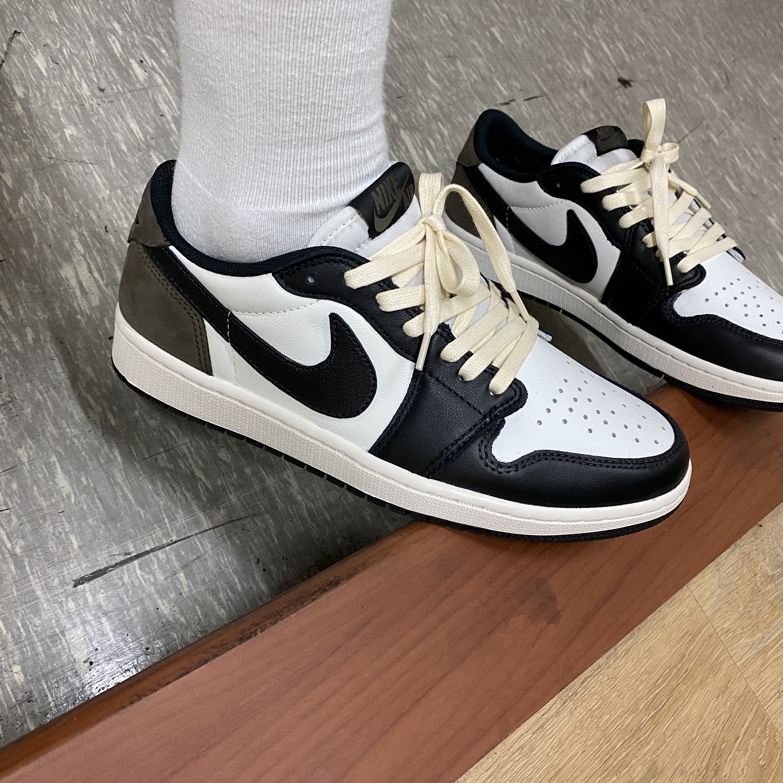 Jordan 1 Retro Low OG Mocha 착용 스타일 - 1