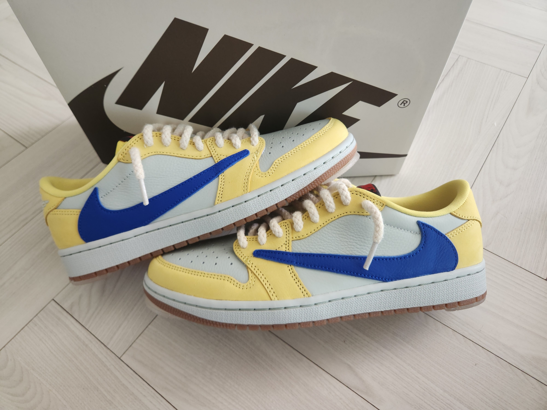 (W) Jordan 1 x Travis Scott Retro Low OG SP Canary 착용 스타일 - 4