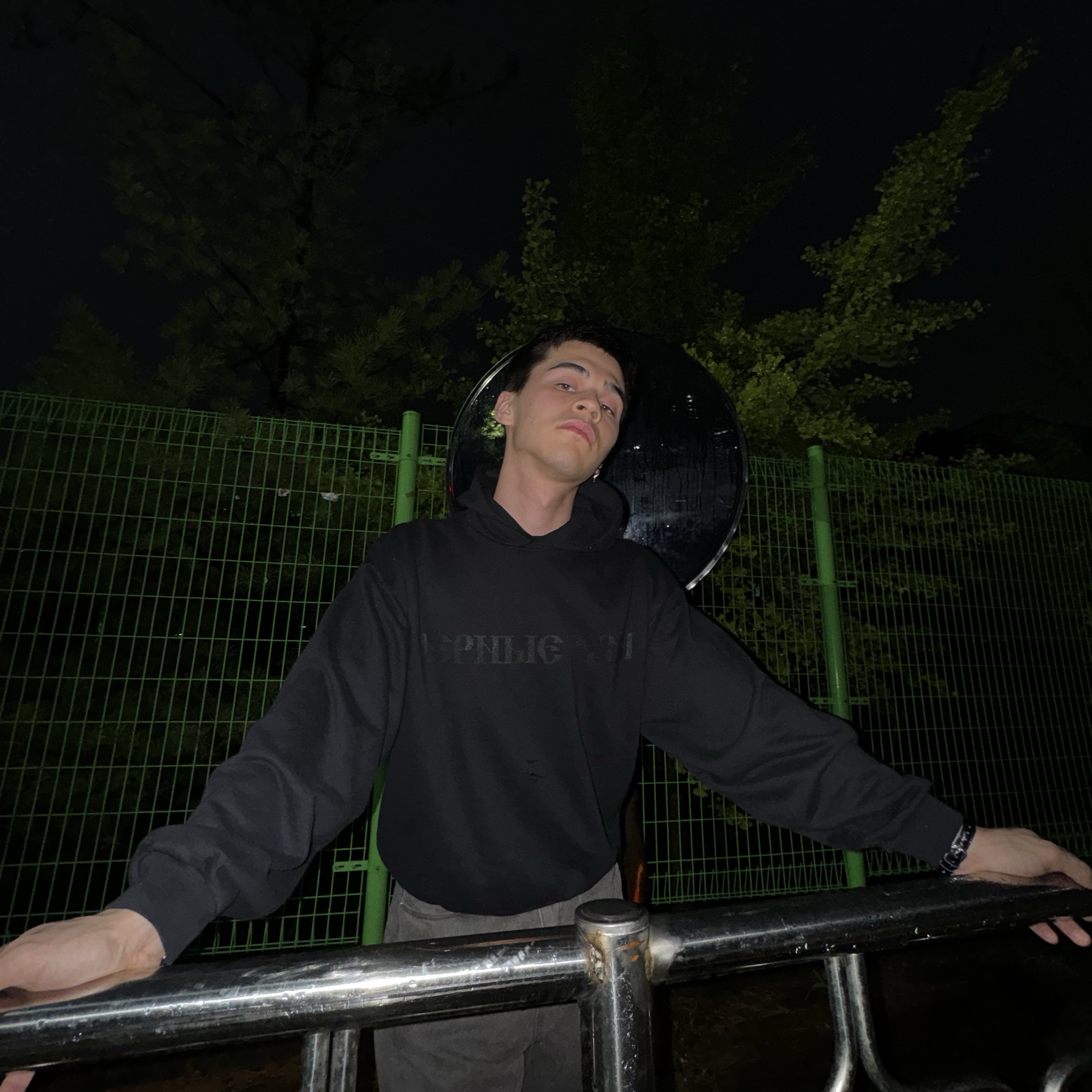 Yeezy x Gosha Rubchinskiy YZY Jersey Black (Vultures Listening Experience Korea Exclusive), Yeezy x Gosha Rubchinskiy YZY Black Dogs Hoodie Black 착용 스타일 - 2