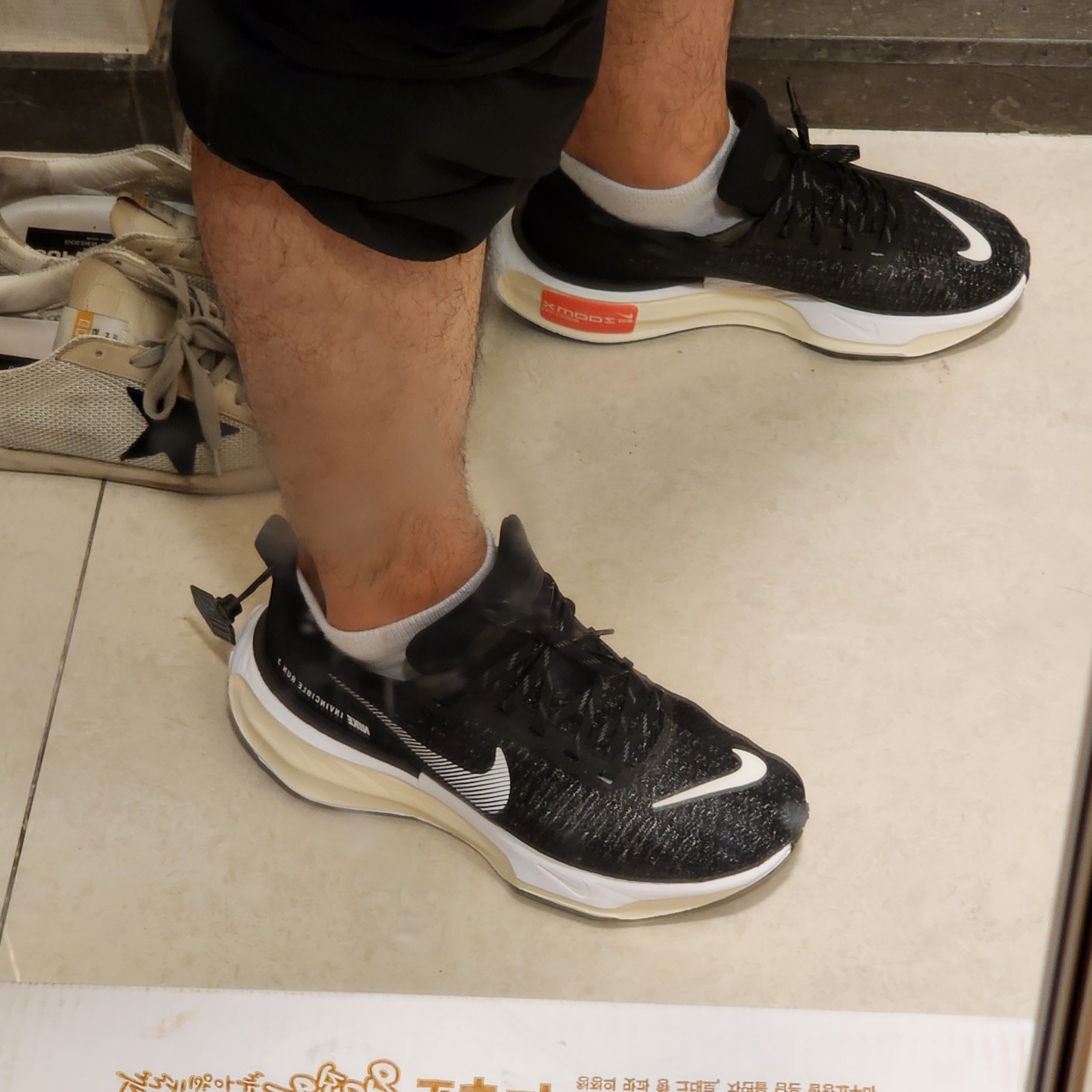 Nike ZoomX Invincible Run Flyknit 3 Black White 착용 스타일 - 3