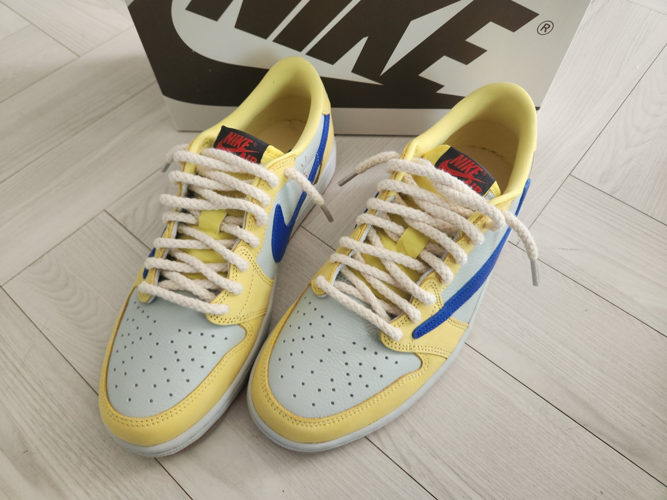 (W) Jordan 1 x Travis Scott Retro Low OG SP Canary 착용 스타일 - 1