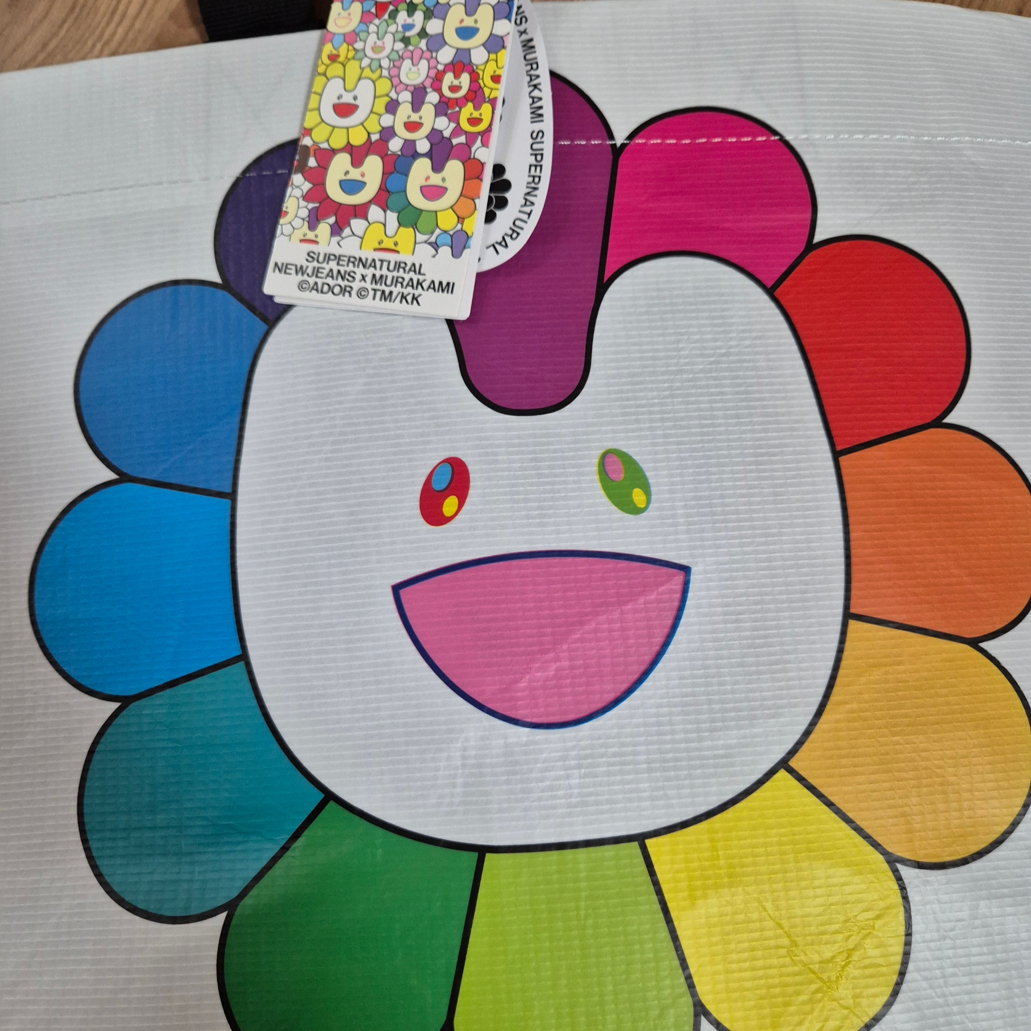 NewJeans x Murakami Metal Keyring Flower, NewJeans x Murakami Medium Reusable Bag 착용 스타일 - 4