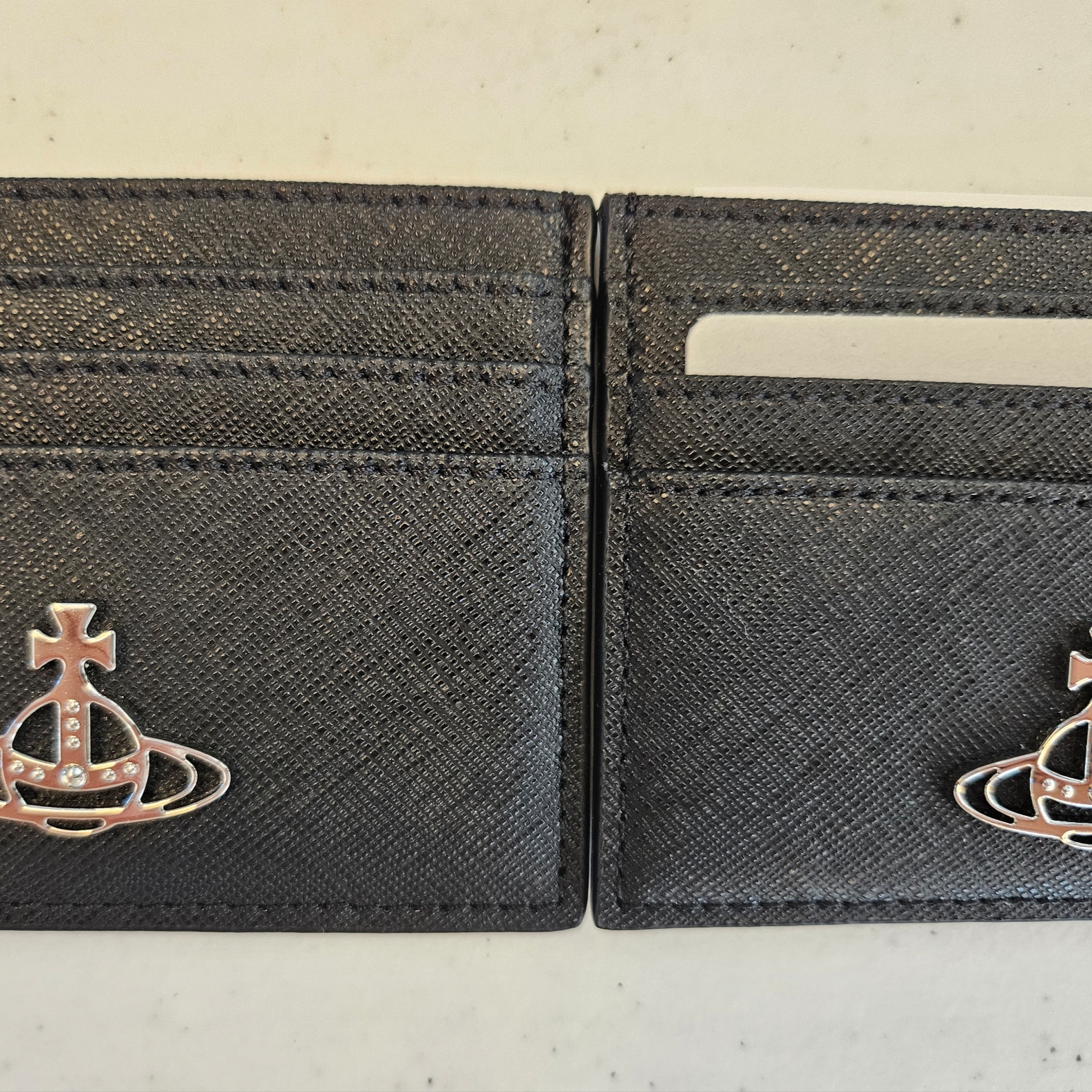 Vivienne Westwood Logo Card Holder Black, Vivienne Westwood Flat Card Holder Black 착용 스타일 - 1