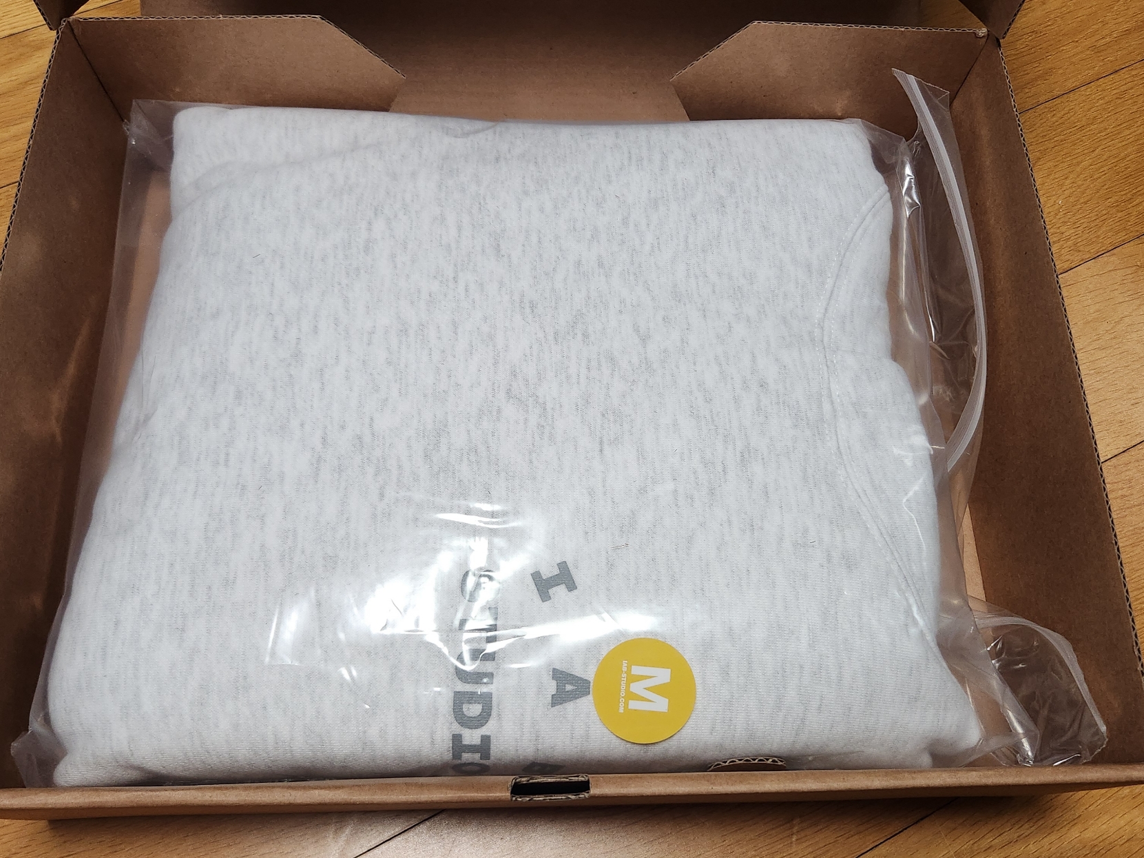 IAB Studio Hoodie Light Gray 착용 스타일