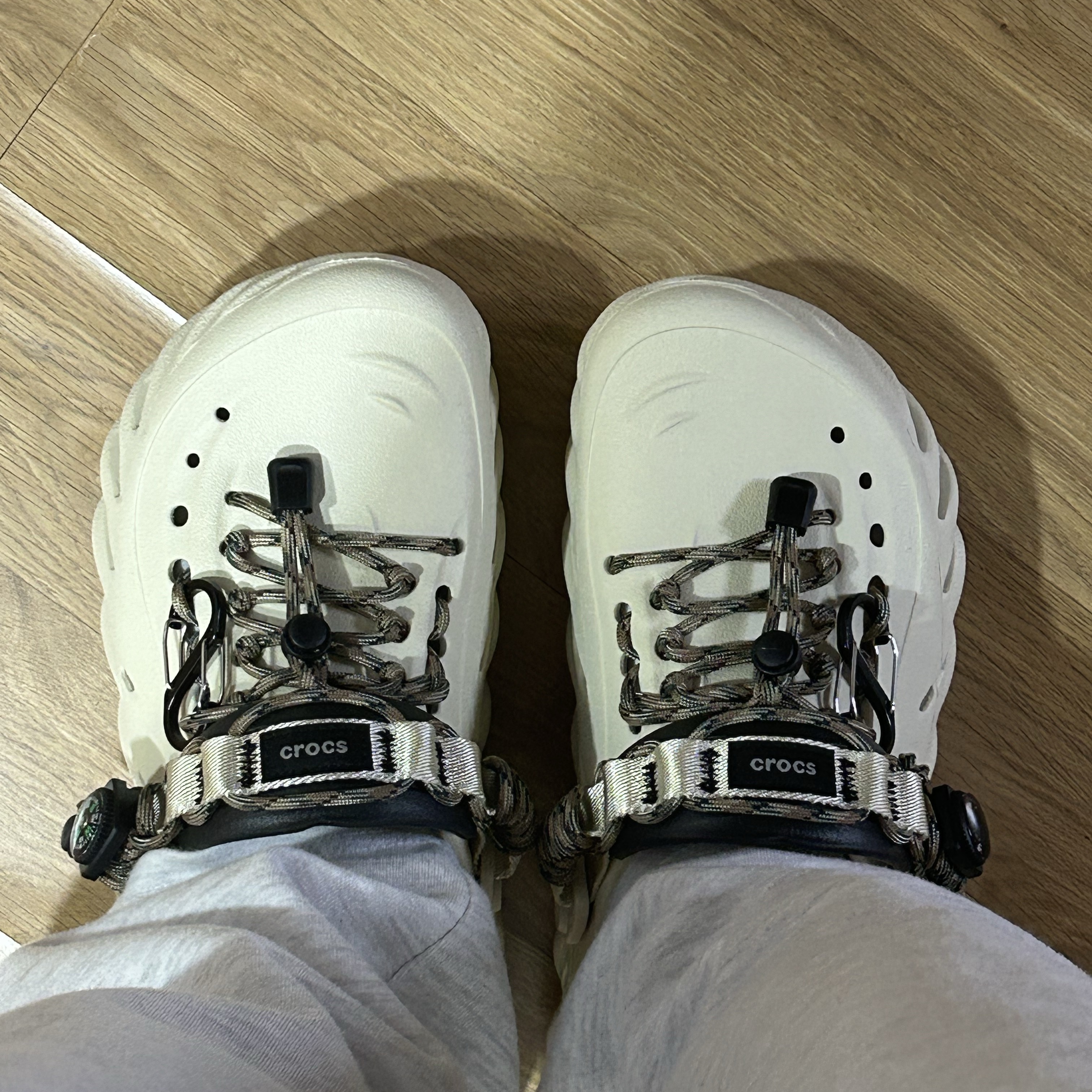 Crocs Echo Clog Bone Black 착용 스타일 - 1