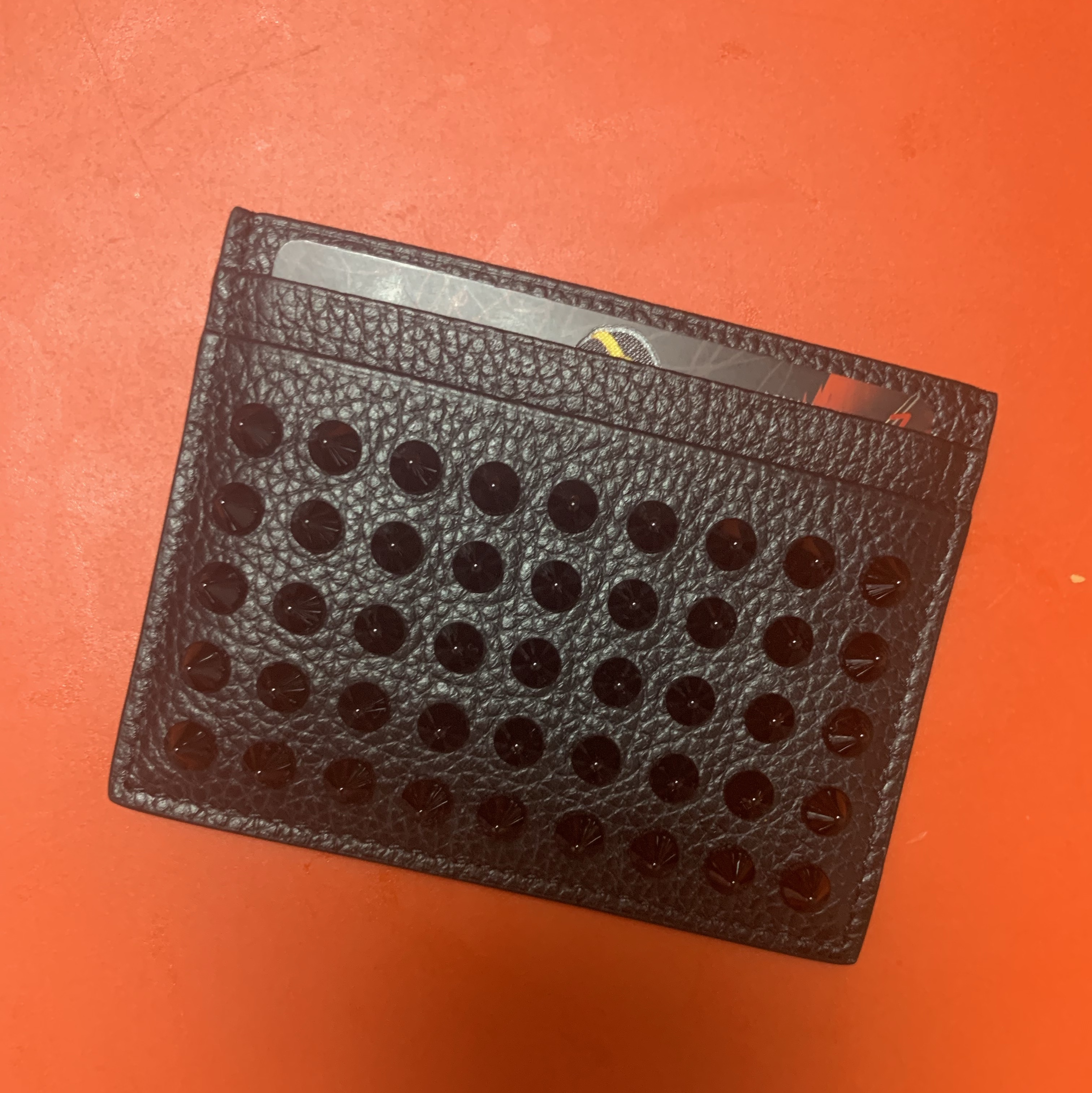 Christian Louboutin Kios Card Holder Black 착용 스타일