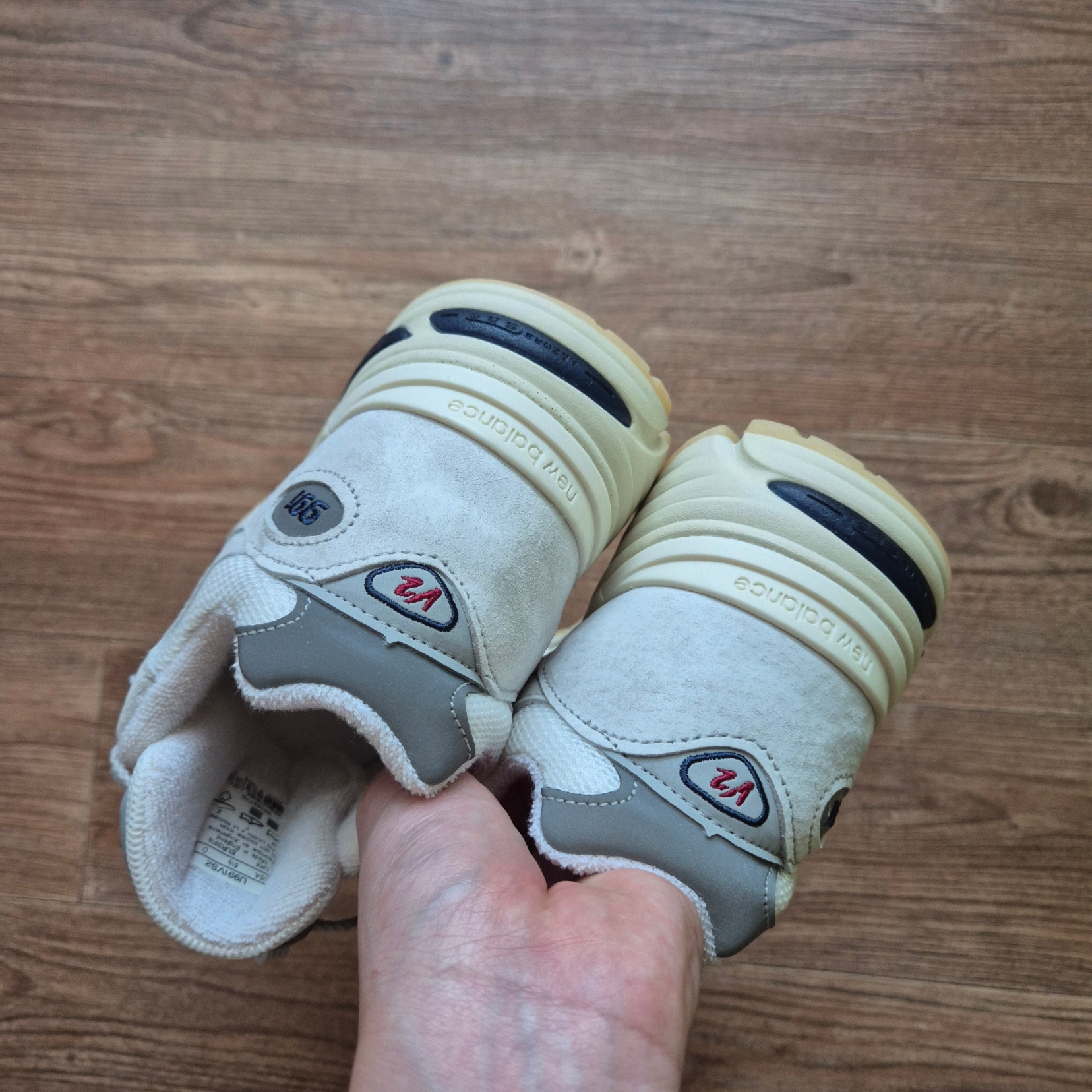 New Balance 991v2 Made in UK Off White Blanc De Blanc 착용 스타일 - 5