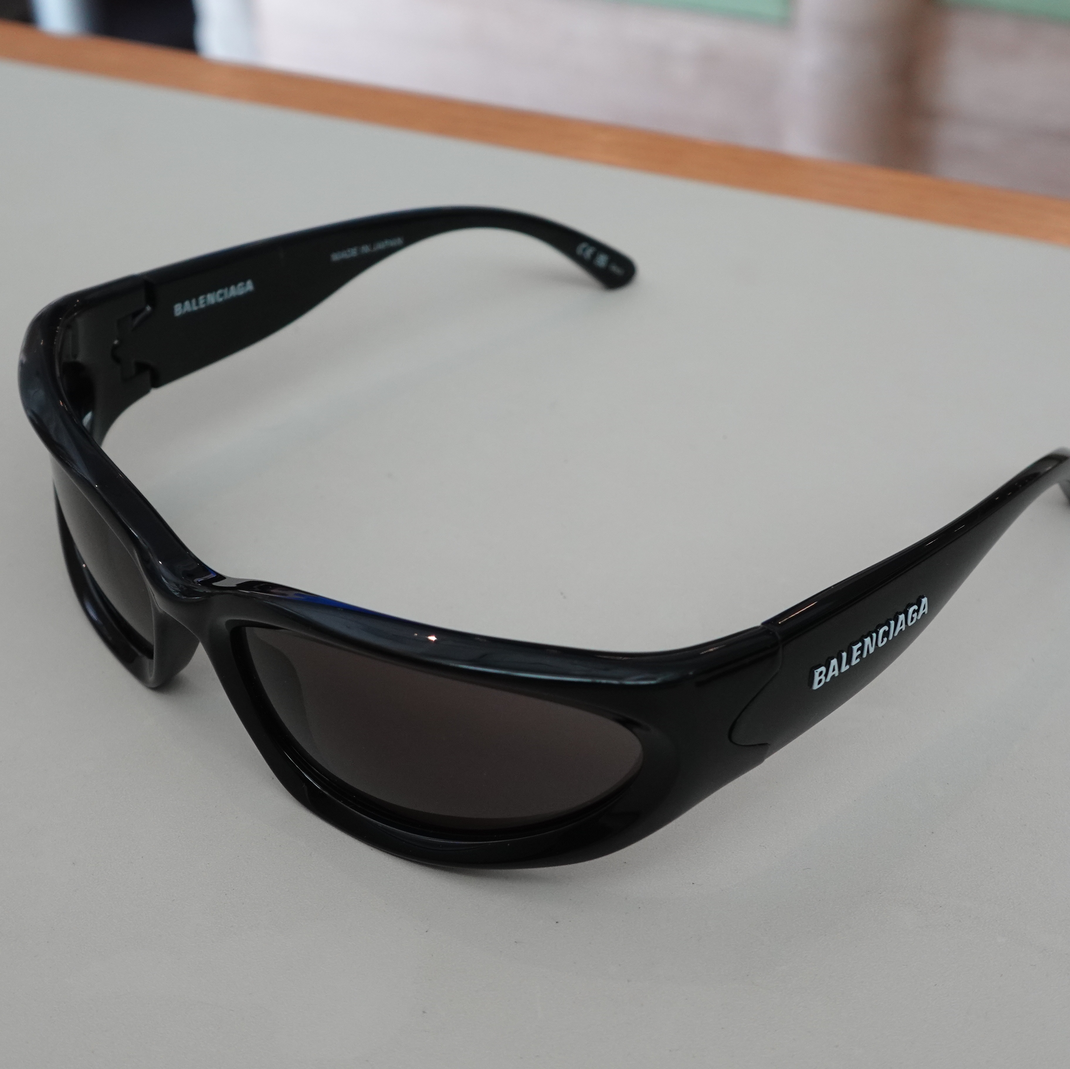Balenciaga Swift Oval Sunglasses Black 착용 스타일 - 2
