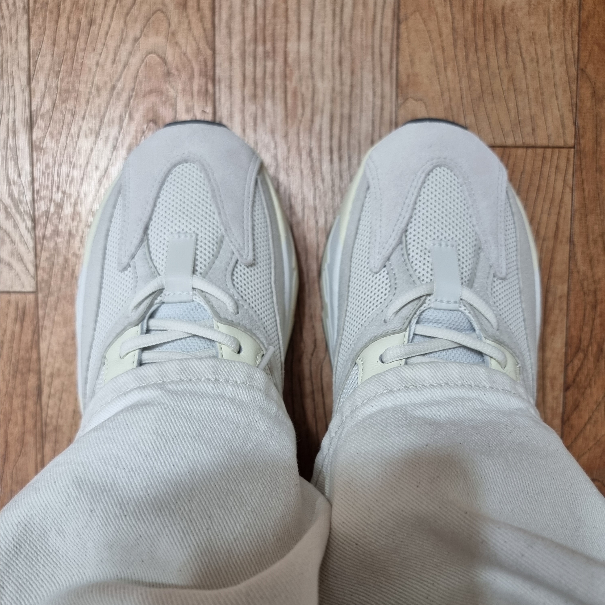 Adidas Yeezy Boost 700 Analog 2022/2023 착용 스타일