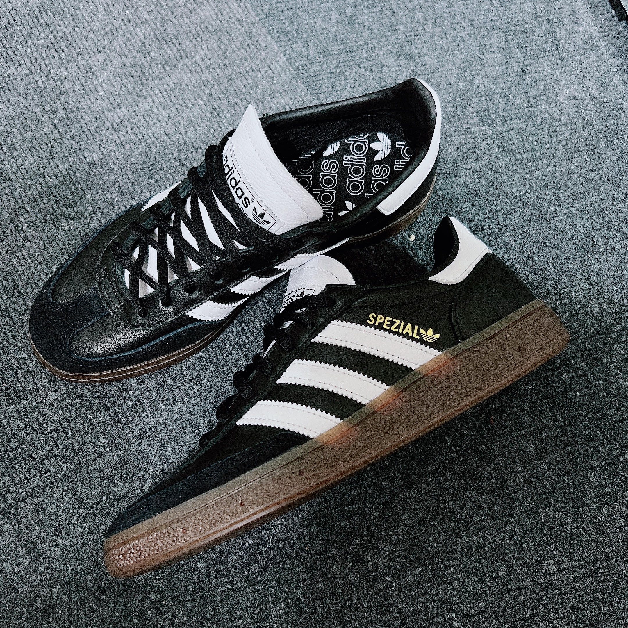 Adidas Spezial Handball Core Black White 착용 스타일 - 2