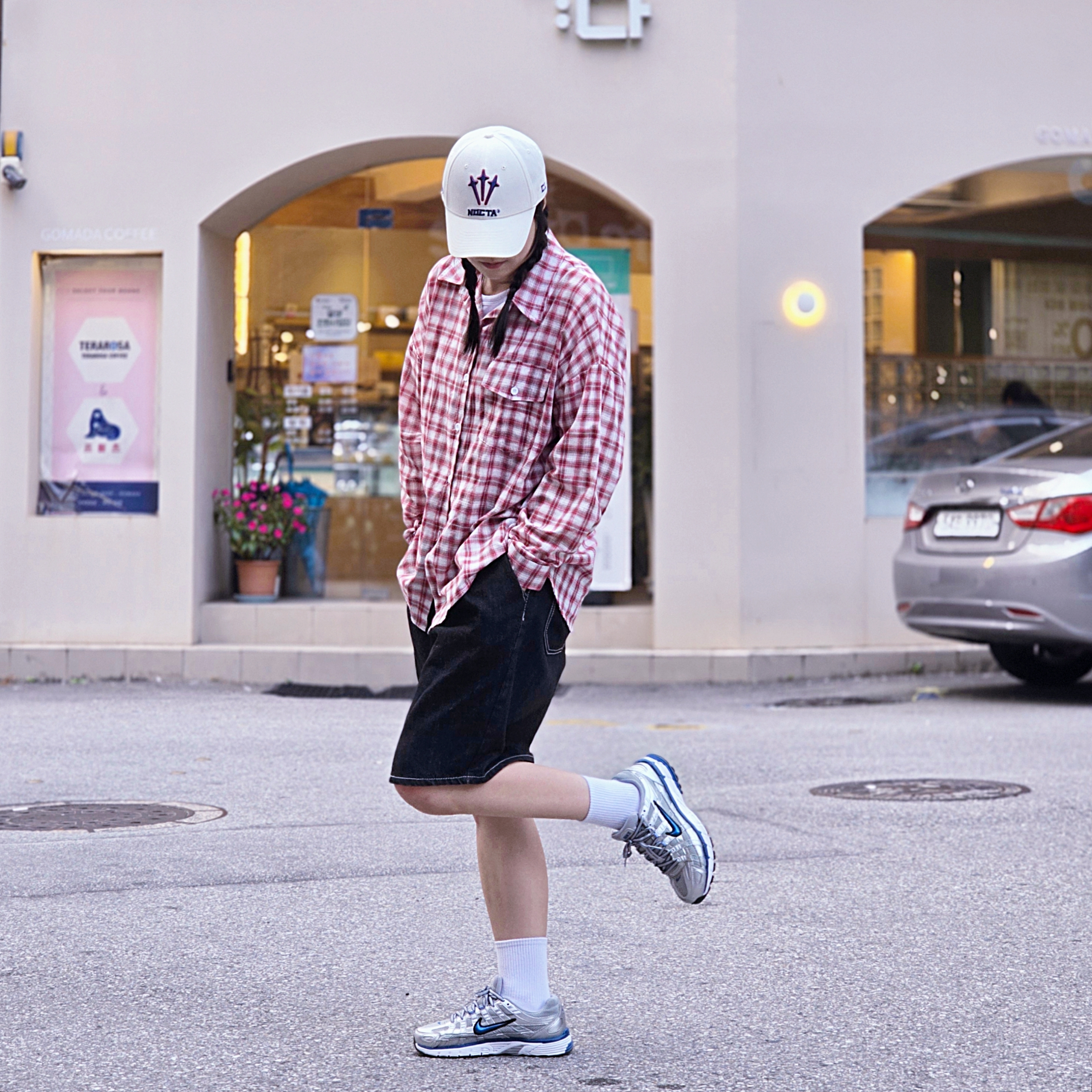 Nike x Drake Nocta NRG LU L91 Cap White, (W) Nike P-6000 Laser Blue 착용 스타일 - 1