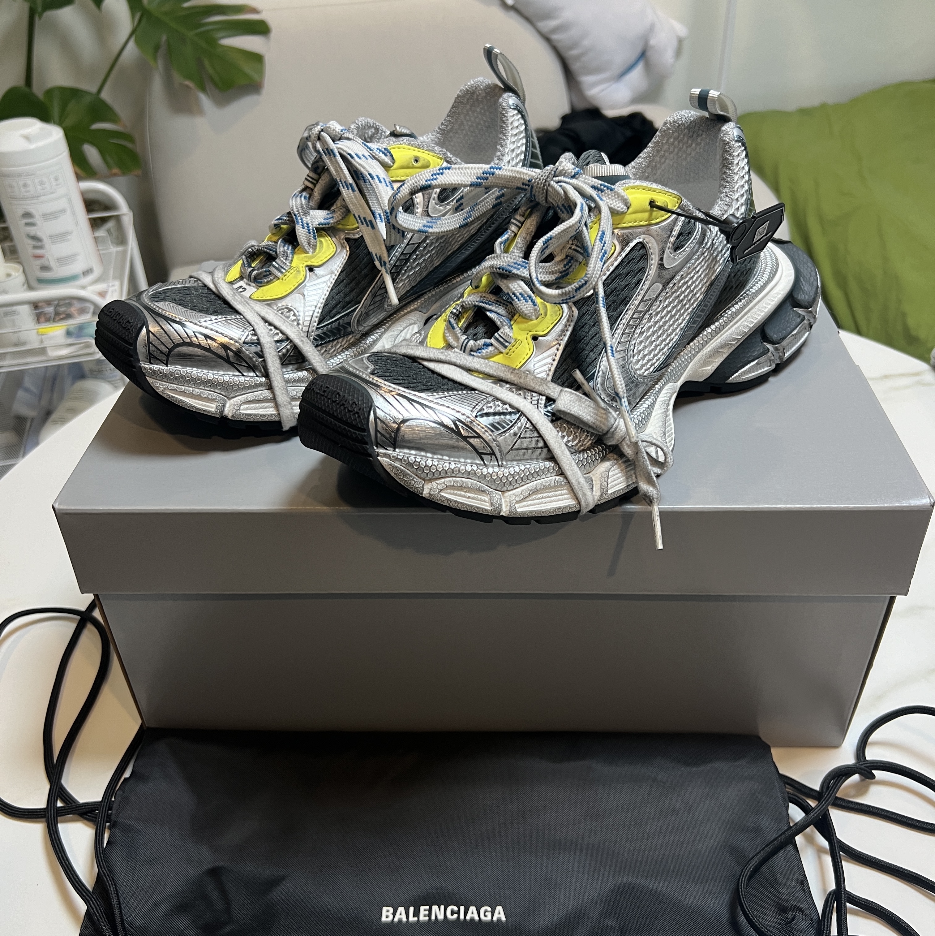 Balenciaga 3XL Sneakers White Blue Yellow 착용 스타일