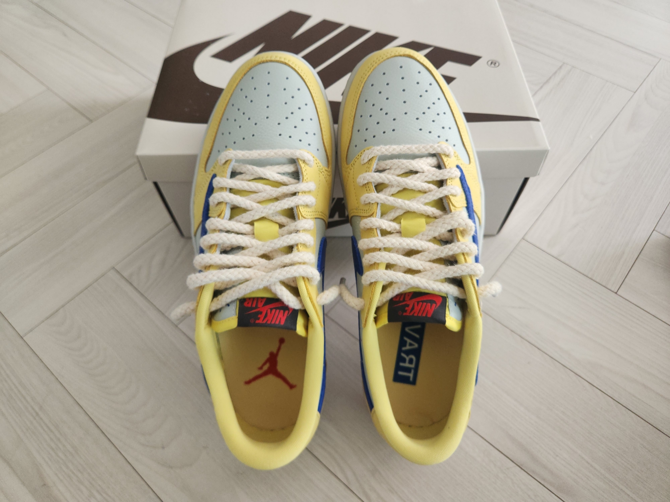(W) Jordan 1 x Travis Scott Retro Low OG SP Canary 착용 스타일 - 6