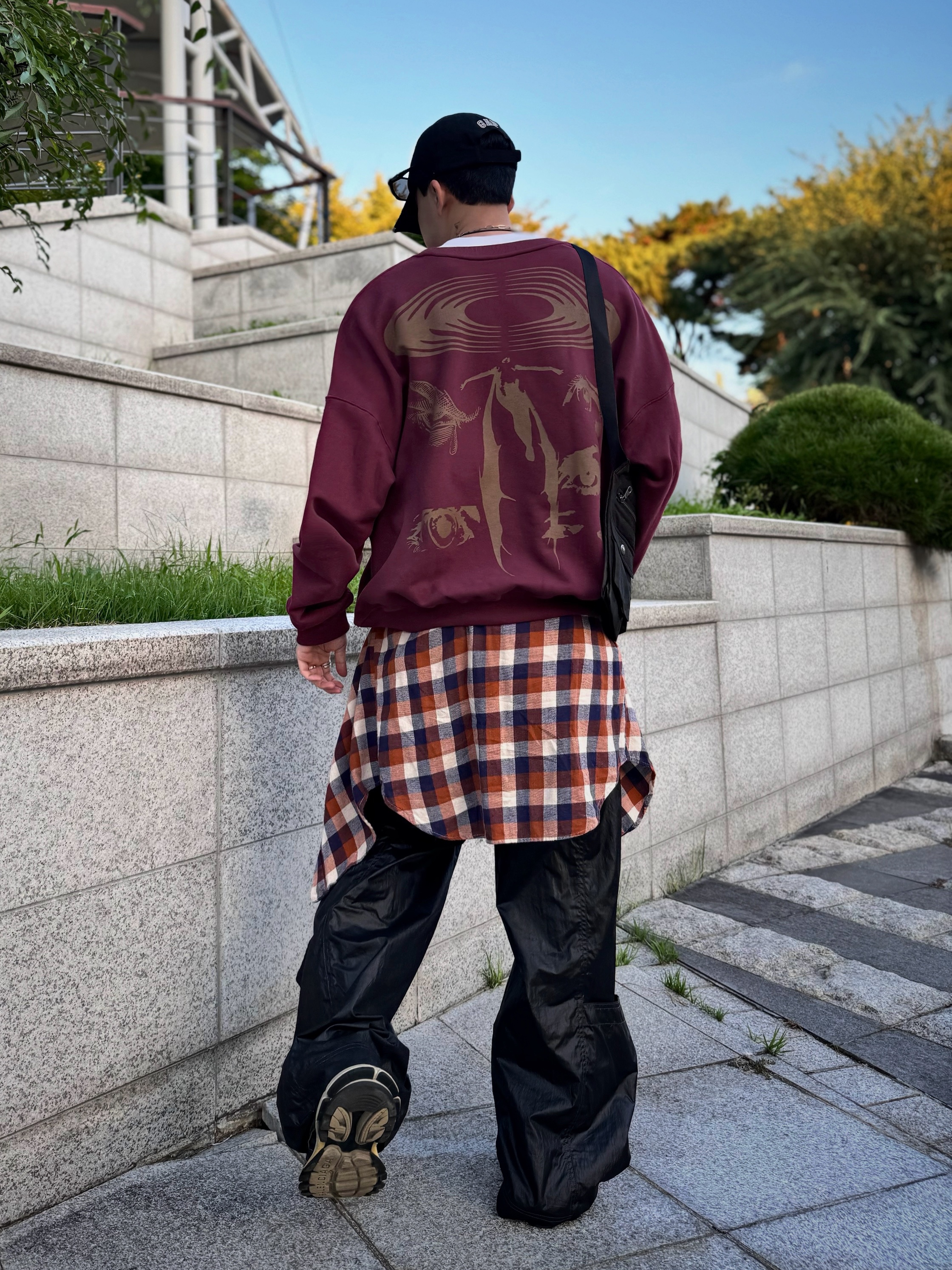 (W) Matin Kim Loose Pocket Nylon Pants Black, Balenciaga Track.2 Sneakers Beige Black 착용 스타일 - 3