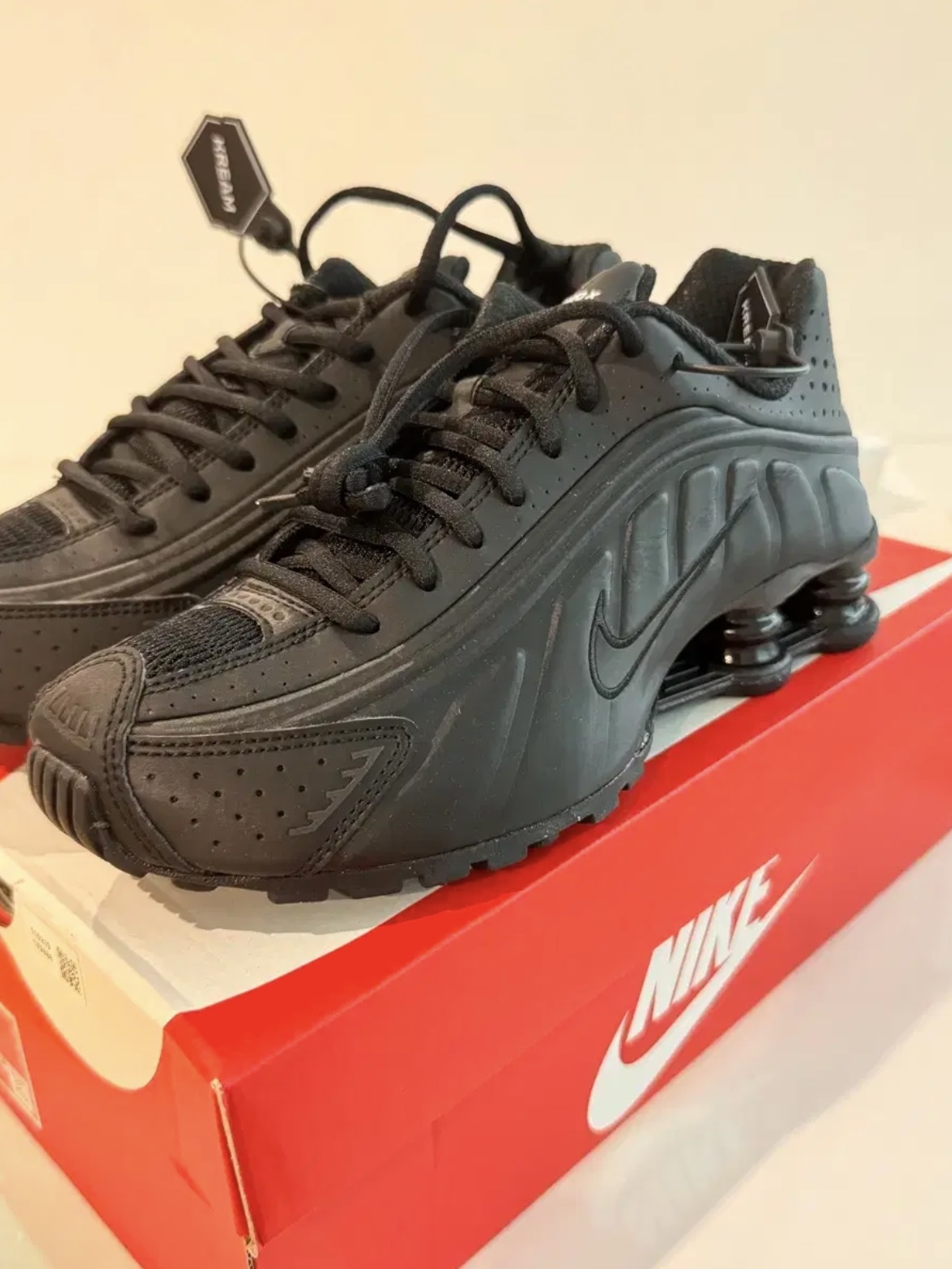 (W) Nike Shox R4 Black 착용 스타일