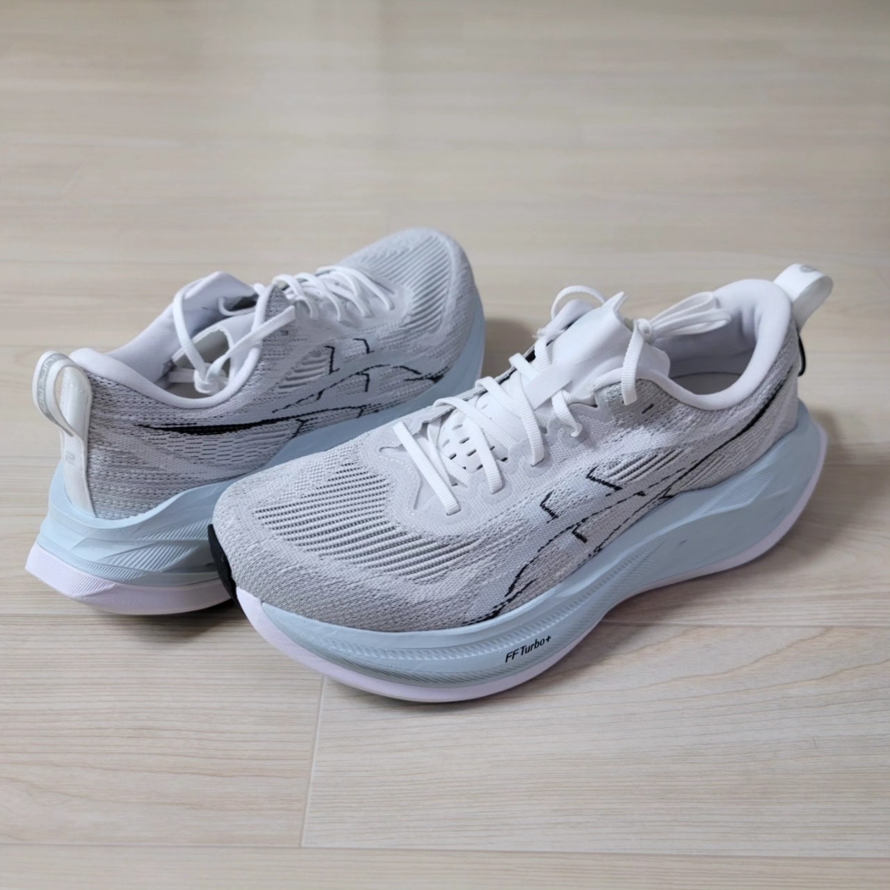 Asics Superblast 2 White Cool Grey 착용 스타일 - 2