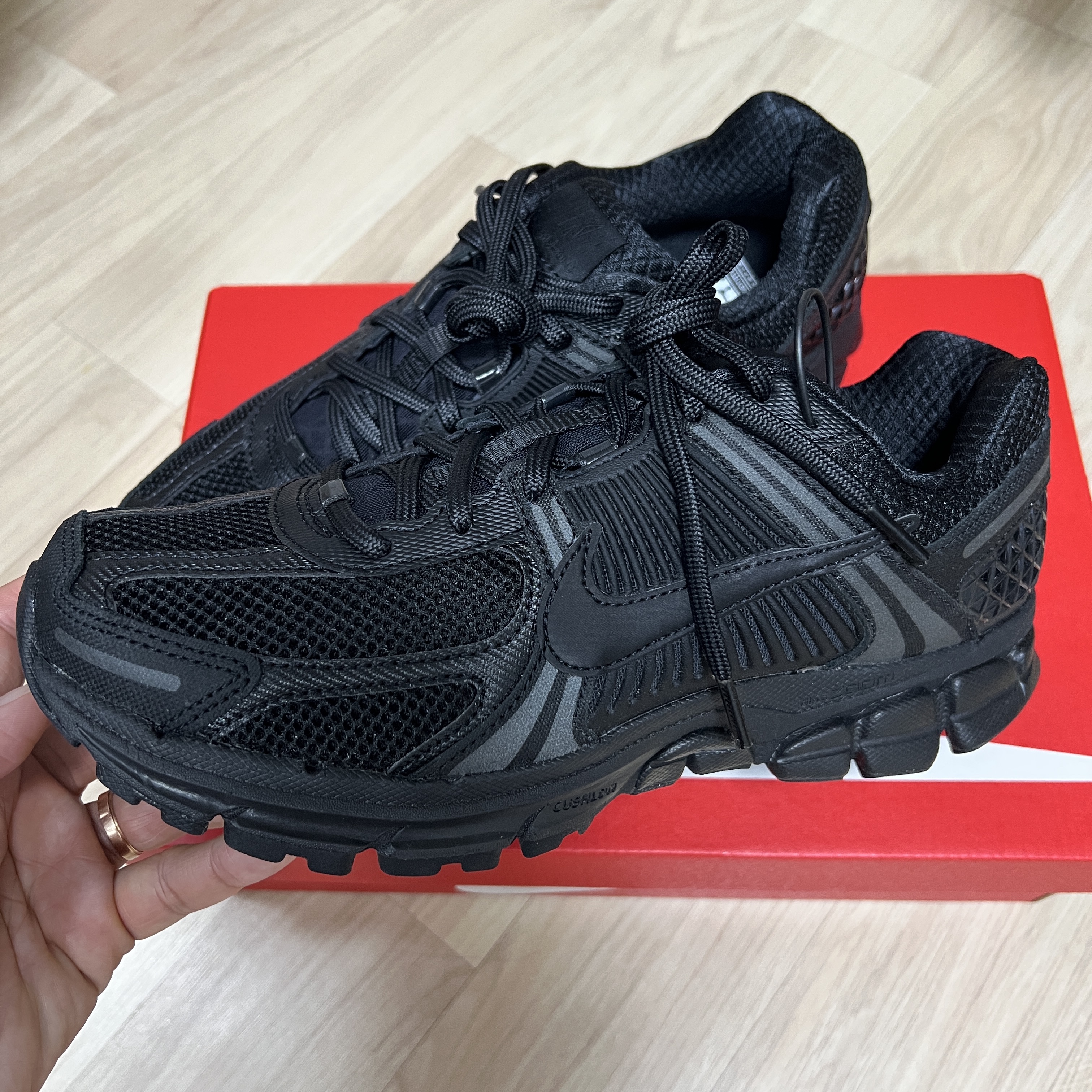 Nike Zoom Vomero 5 SP Black 착용 스타일 - 2