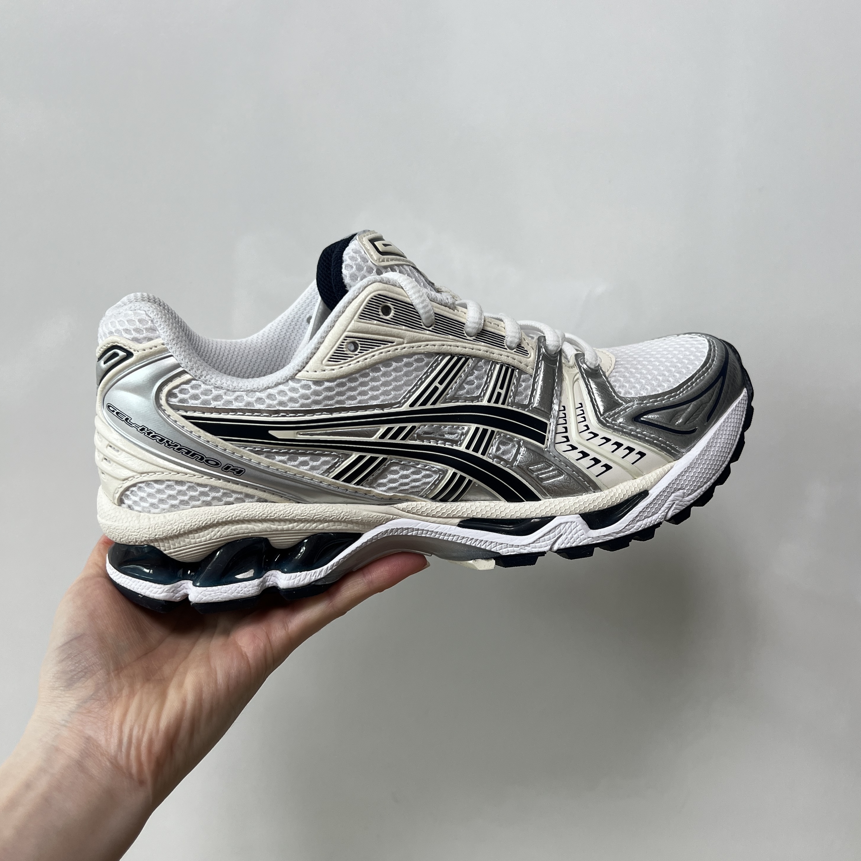 (W) Asics Gel-Kayano 14 White Midnight 착용 스타일