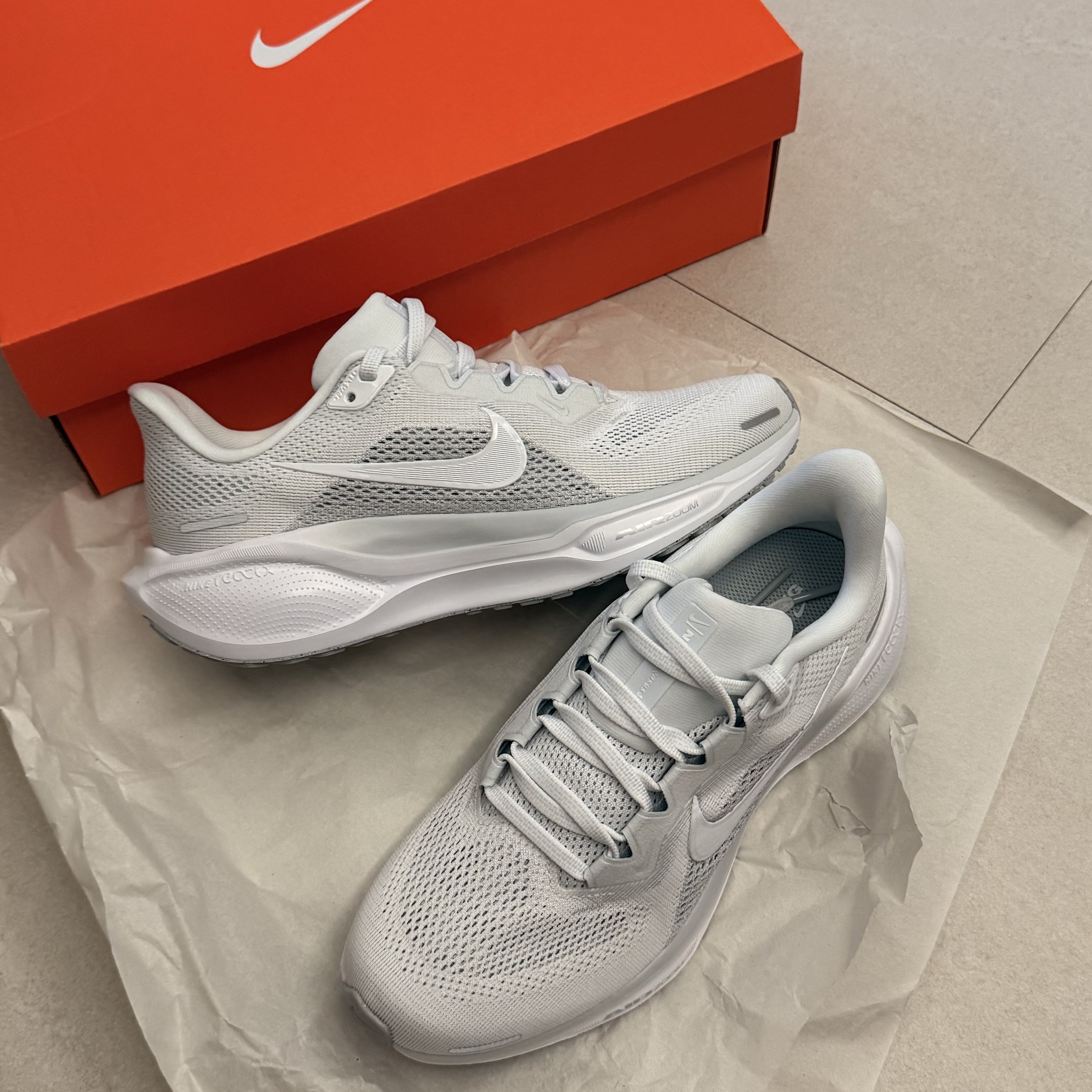 (W) Nike Pegasus 41 PQ White Hyper Crimson 착용 스타일
