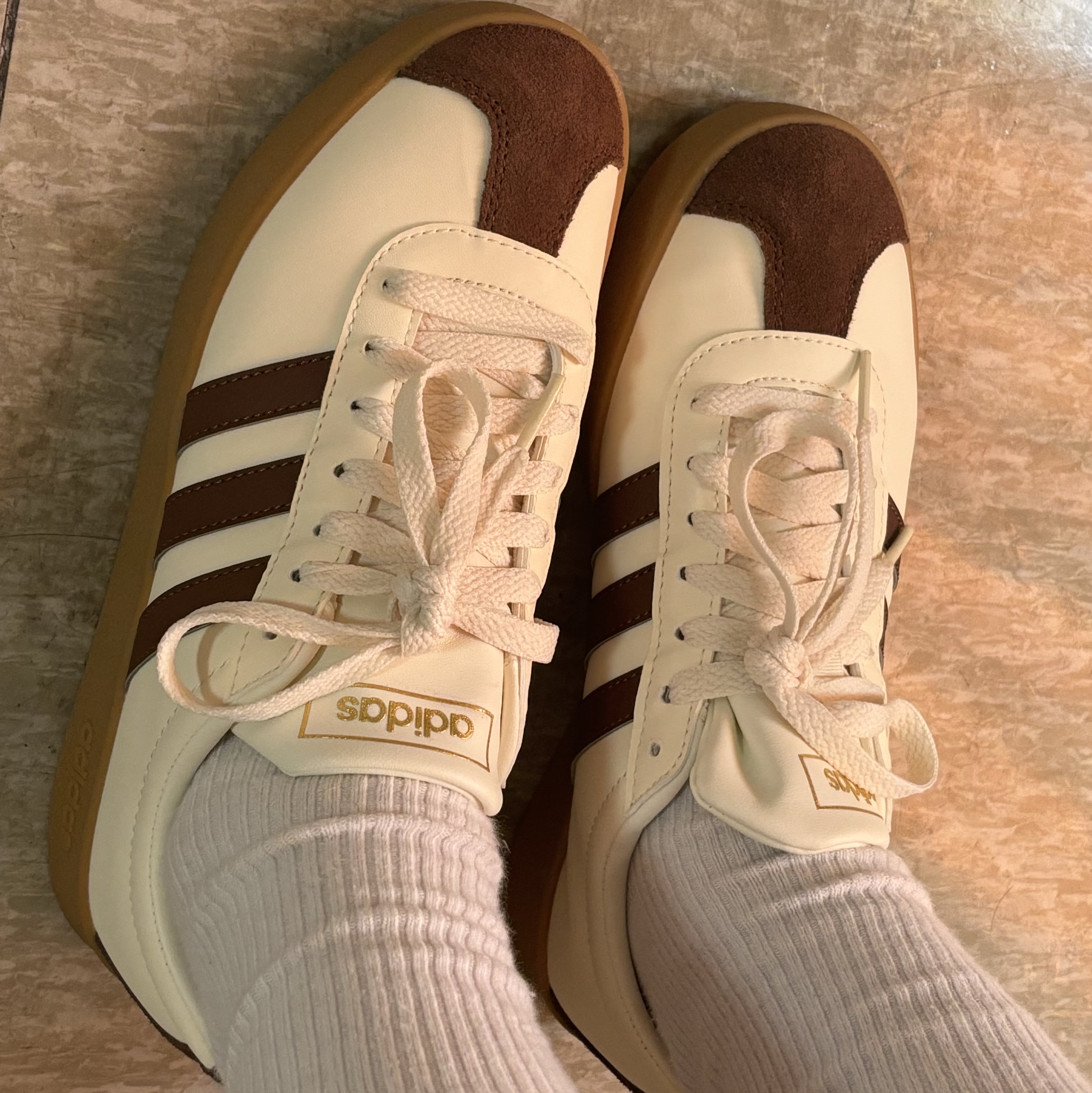 Adidas VL Court 2.0 Cream Brown 착용 스타일 - 1