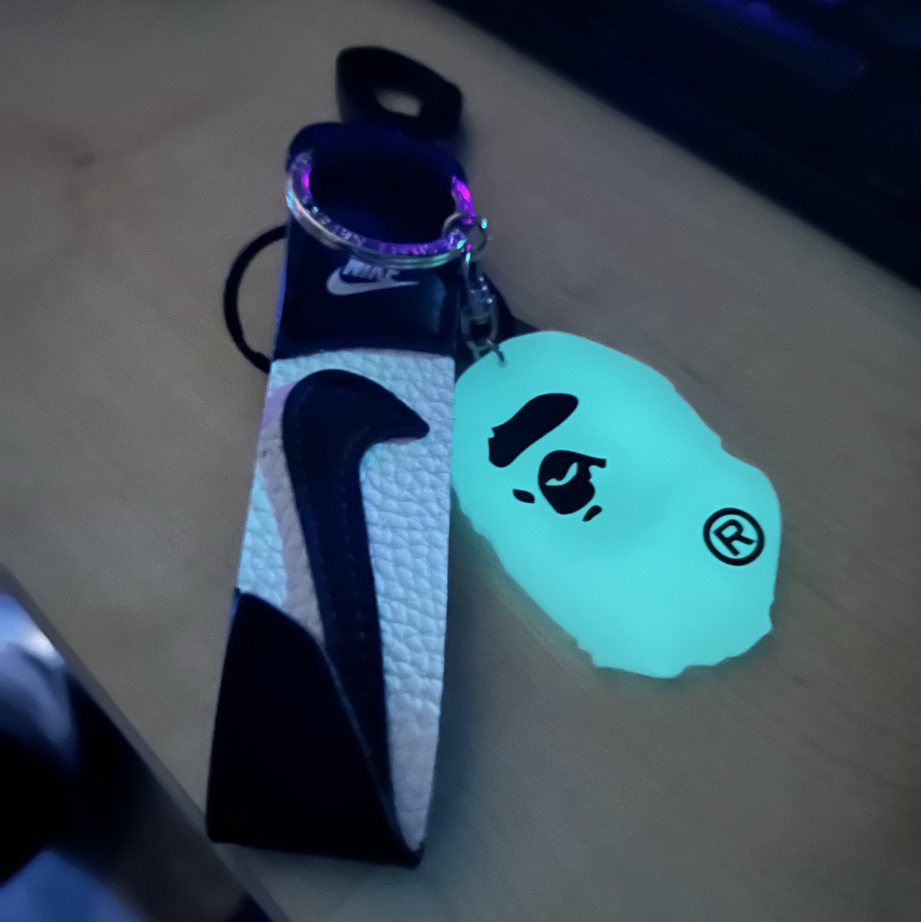 Nike Carabiner Keychain Black White, BAPE Glow In The Dark Ape Head Keychain White Green 착용 스타일
