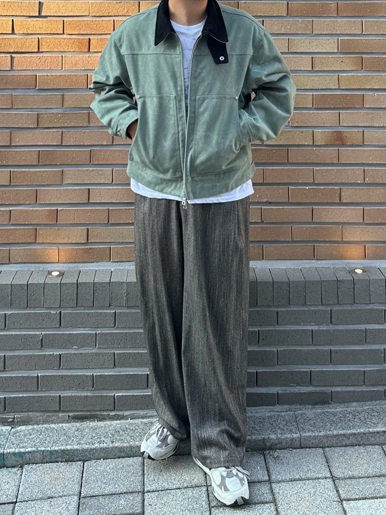 Amomento Tweed Two Tuck Wide Pants Charcoal - 24FW, New Balance 991 Made in UK Cream Beige 착용 스타일 - 2
