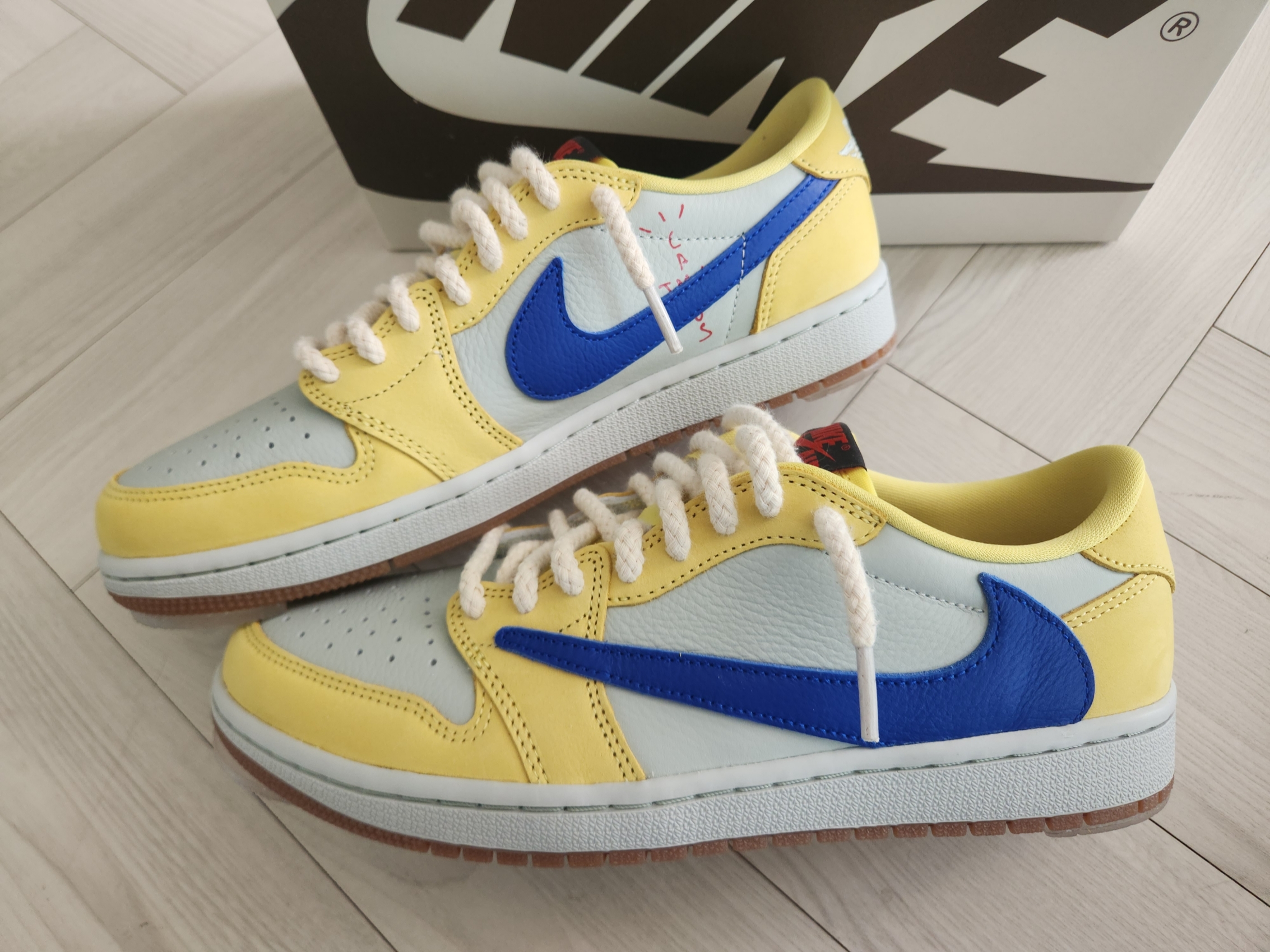 (W) Jordan 1 x Travis Scott Retro Low OG SP Canary 착용 스타일 - 2