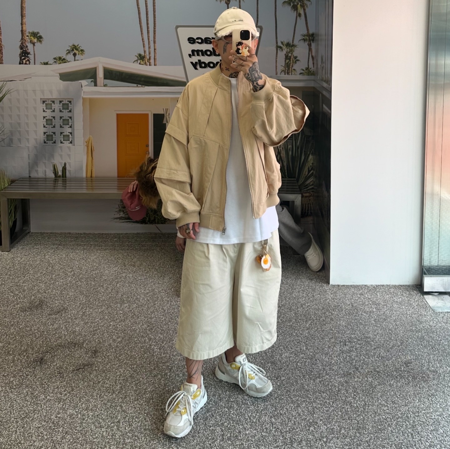 Jacquemus La Casquette Artichaut Fringe Baseball Cap Off White, Gentle Monster x Maison Margiela MM005 Grey Black 착용 스타일 - 1