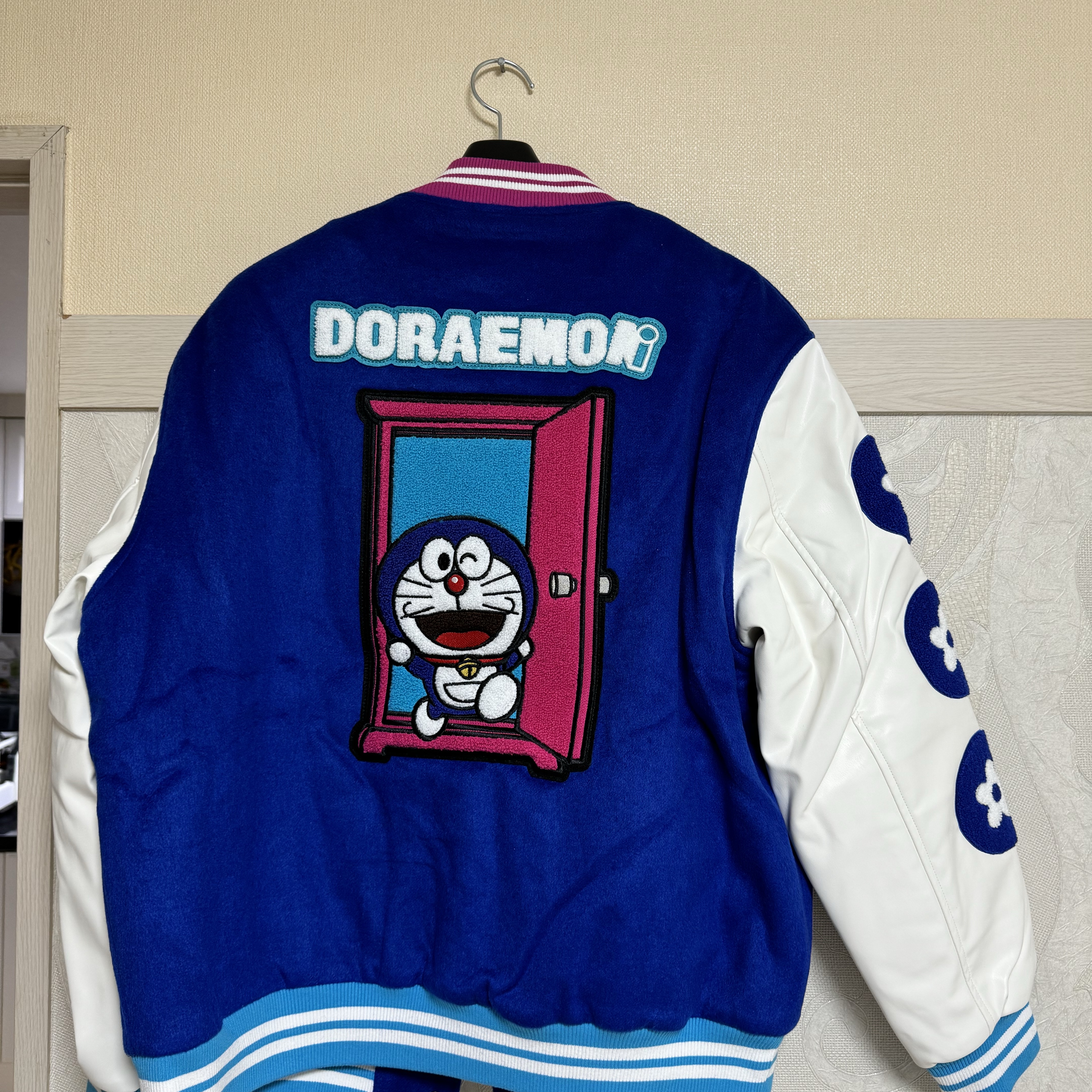 Vandy The Pink x Doraemon Varsity Jacket 착용 스타일 - 2