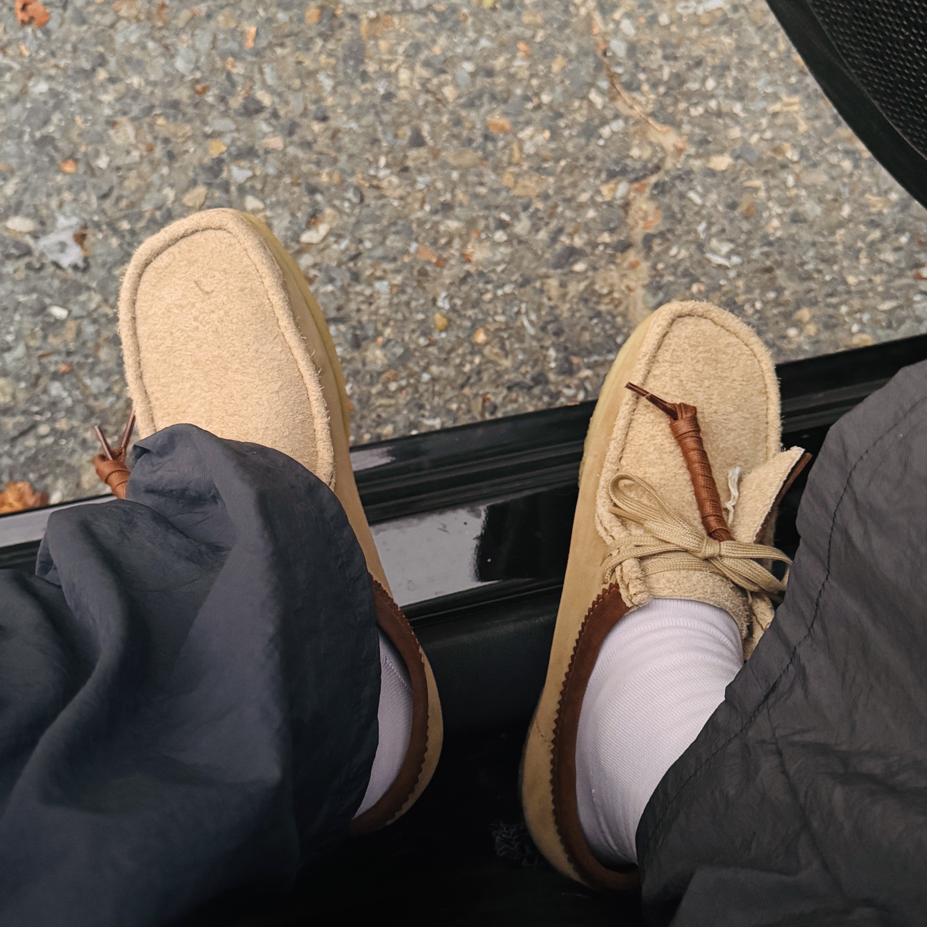 Clarks Wallabee Sandstone Combination 착용 스타일